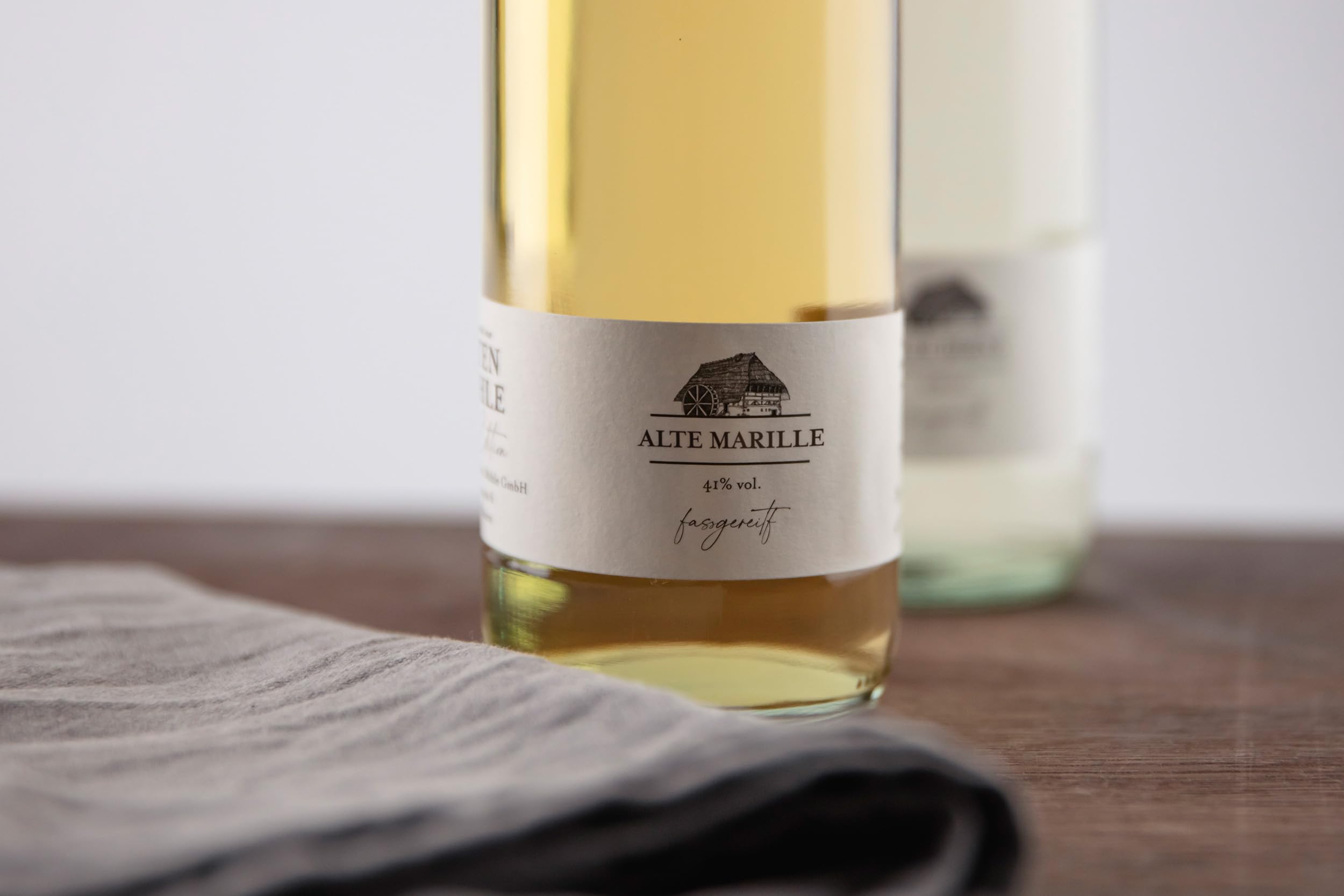 Brennerei Zur Alten Mühle - Alte Marille Fass-Edition - feine Marillen Spirituose in der klassischen Bügelflasche - milder Obstler fassgereift im Schwarzwald, 1 x 1,0 l