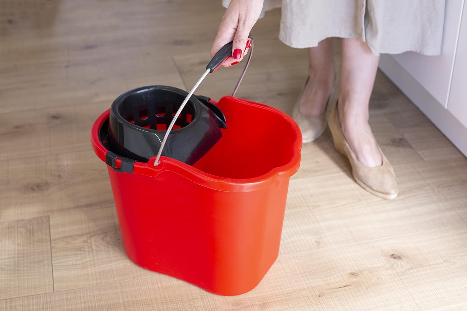 Suinga FREGONA Professional Robuster Eimer, oval, 16 Liter, mit Abtropffläche und anatomischem Griff, Rot