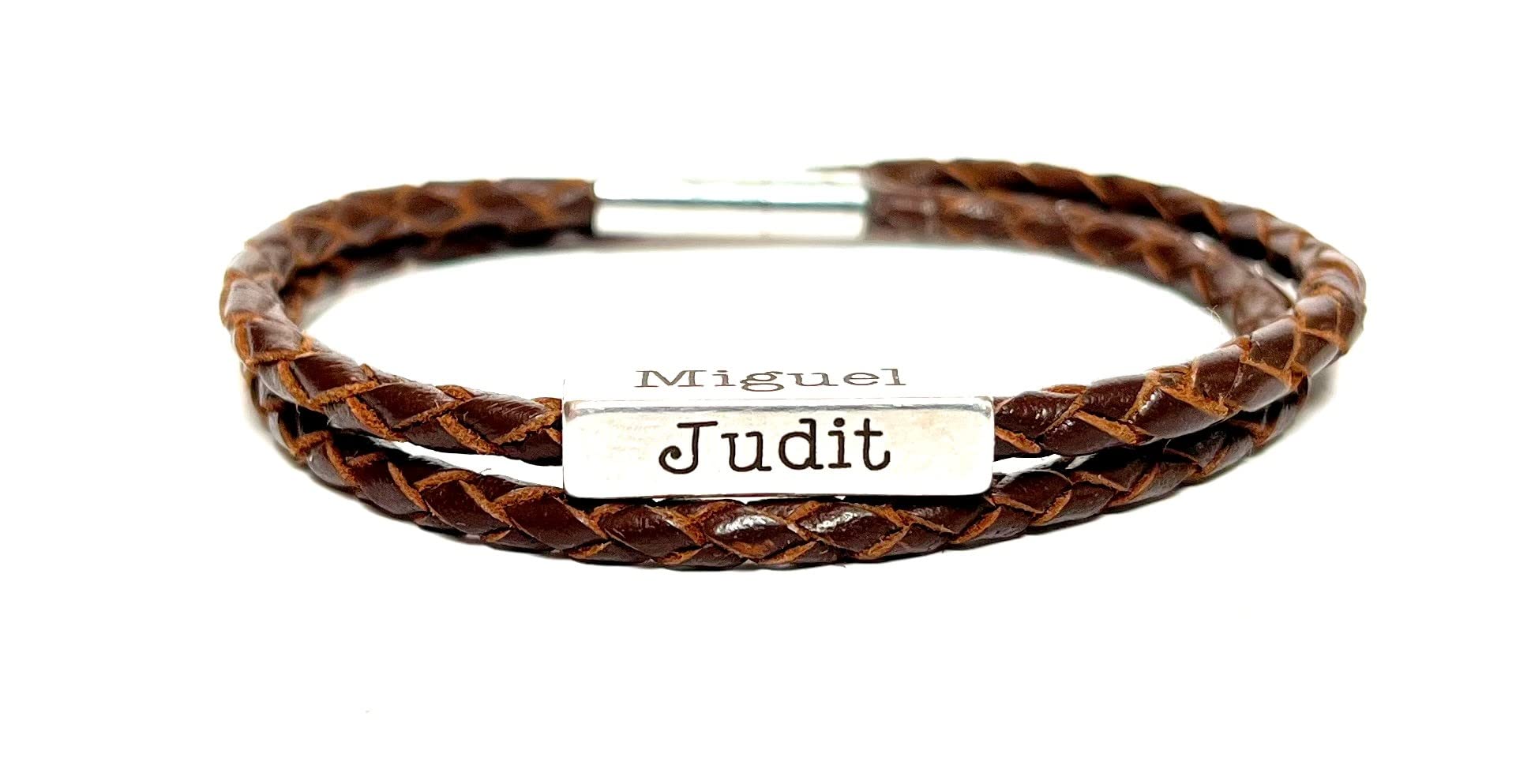 Momenttos Pulsera hombre personalizada grabada con nombres. Cordón de cuero trenzado de alta calidad.