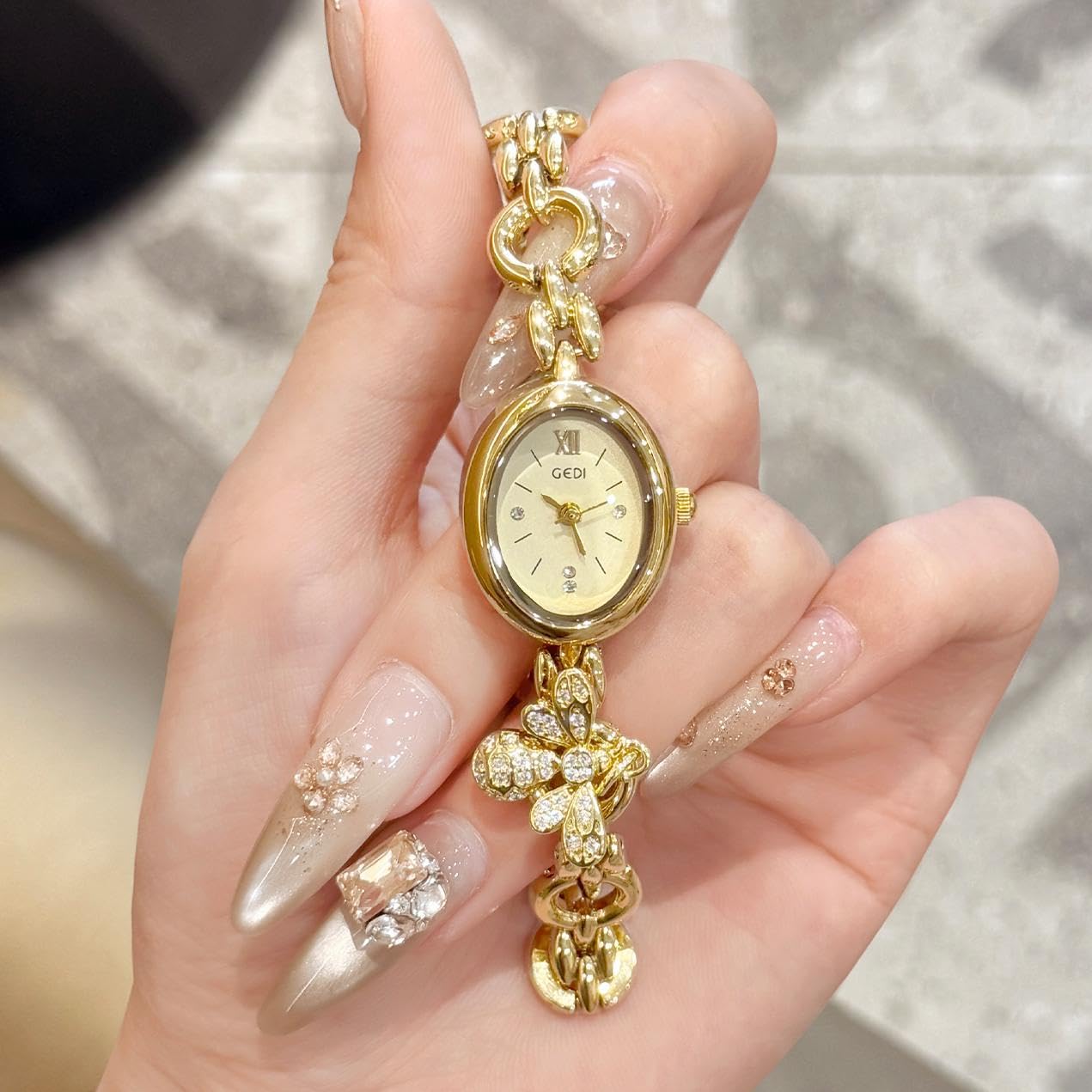 CARLIEN Orologio al quarzo ovale dorato da donna – cinturino sottile in lega di acciaio – numeri romani – orologio elegante e delicato da donna