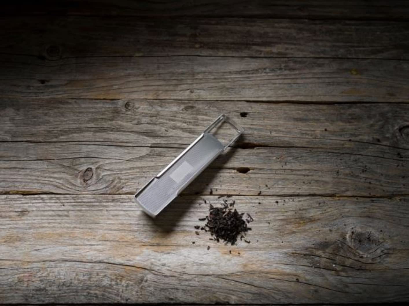 Infuseur à thé en Acier Inoxydable conçu et produit en Suède - Passoire à thé à manche Anti-goutte - Design élégant avec couvercle coulissant micro-perforé - Filtre à thé