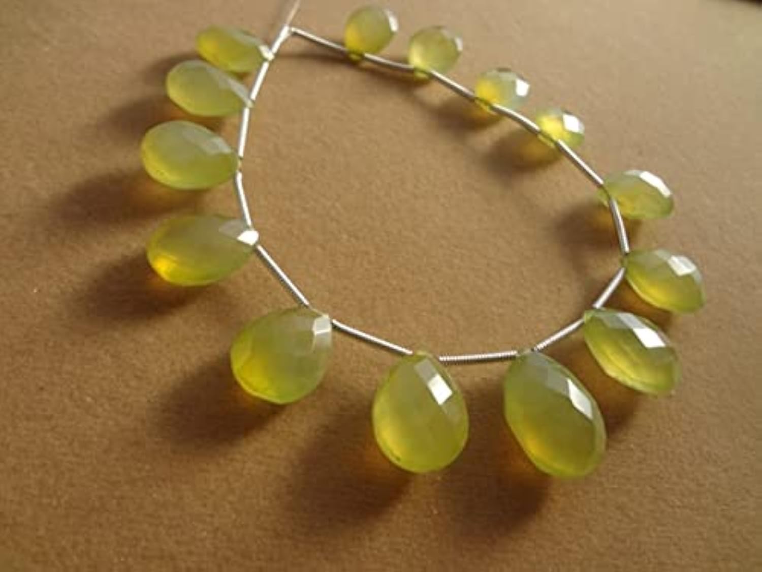 Prehnite Calcédoine en perles poires pour sublimer vos tenues d'été avec un collier fait main