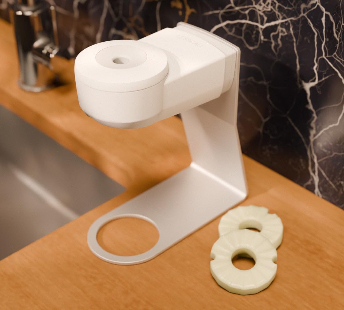 Nachhaltiger Automatische Seifenspender – Pflegende Naturseife – Wandmontage – geeignet für Küche, WC und Badezimmer – Vegan & Plastikfrei - Lesseau Komplettset mit 2 Seifen und Wandhalterung