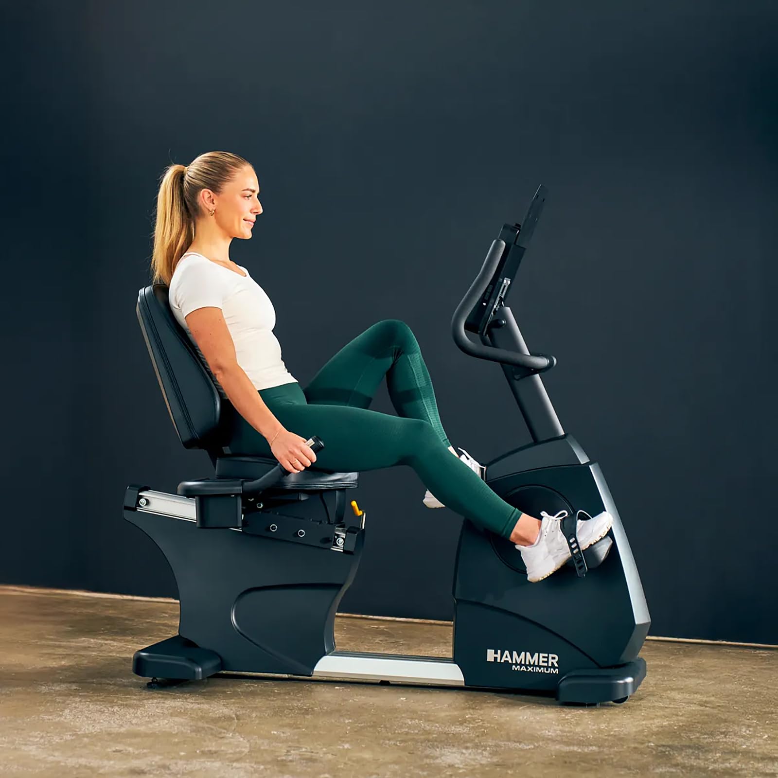 HAMMER Liegeergometer RB 8000 – Recumbent Bike elektrisch, TFT-Touchscreen, 17 Programme, 14 kg Schwungmasse, ergonomischer Sitz & Rückenlehne, Pulsmessung, gelenkschonendes Fitnessgerät