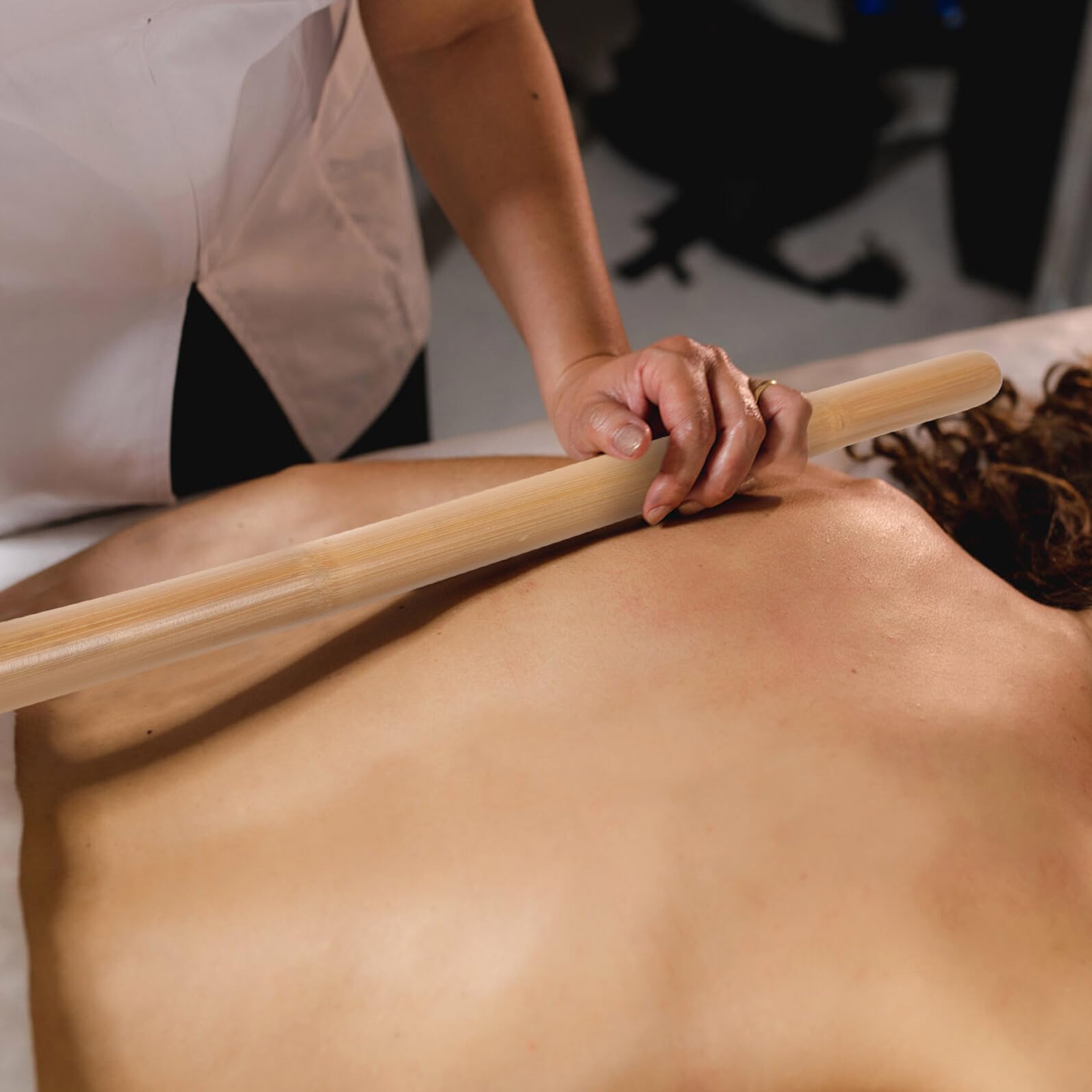 Bastone da Massaggio in Bambù Leggero per Muscoli Schiena Collo e Gambe, Massaggiatore Corporeo Manuale Antiscivolo da Viaggio, Strumento Rilassante per Tensione Muscolare Adulti