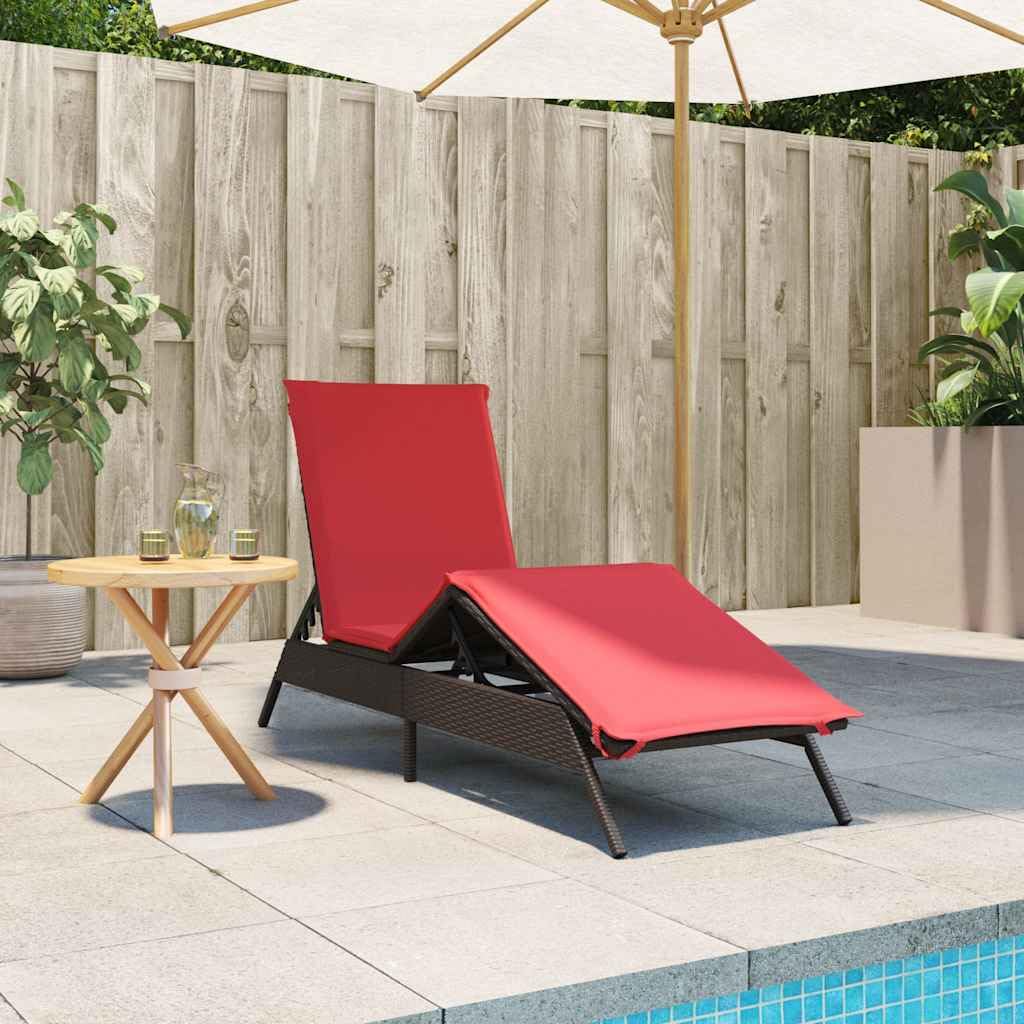 Lettino Prendisole da Giardino in Polyrattan Marrone | Sdraio regolabile per giardino e piscina con cuscino rosso imbottito e sfoderabile per momenti di relax all'aperto.