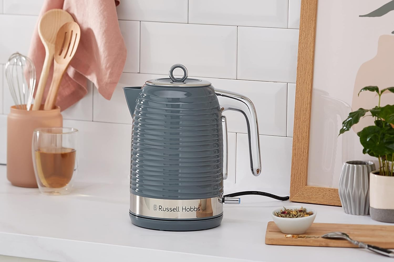 Russell Hobbs Bollitore Elettrico Inspire 1,7 L 2400 W, Filtro Anticalcare Rimovibile e Lavabile, Spegnimento Automatico, Risparmio Energetico, Base Girevole 360°, Grigio – 24363-70