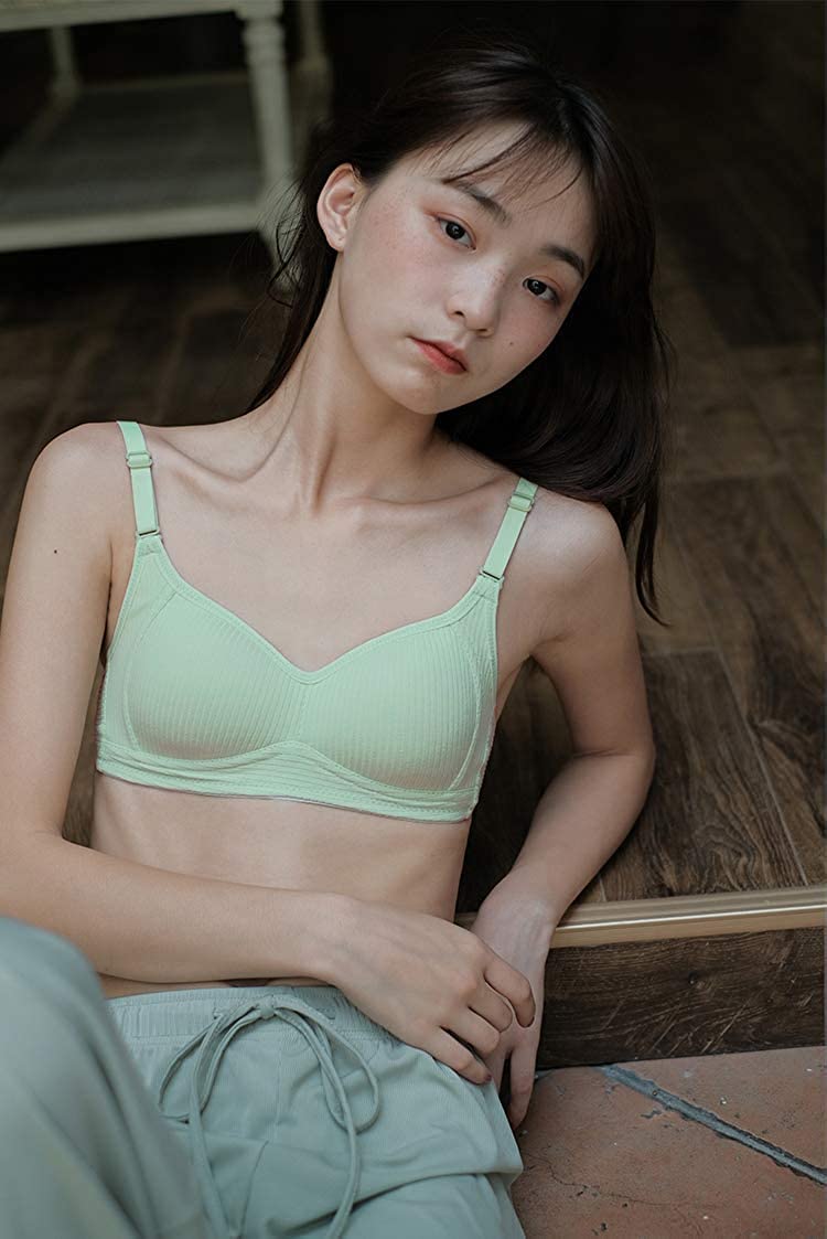 微乳 ブラ Amazon.co.jp: ノンワイヤーブラジャー モールドカップ-【 小さい胸にもぴったりフィット】 3段3列ホック 5色A〜Bカップ 微乳貧乳育 乳ブラ 少女ブラ 柔軟美胸 薄手カップが極軽フィット 脇高設計で脇肉もスッキリ : ファッション