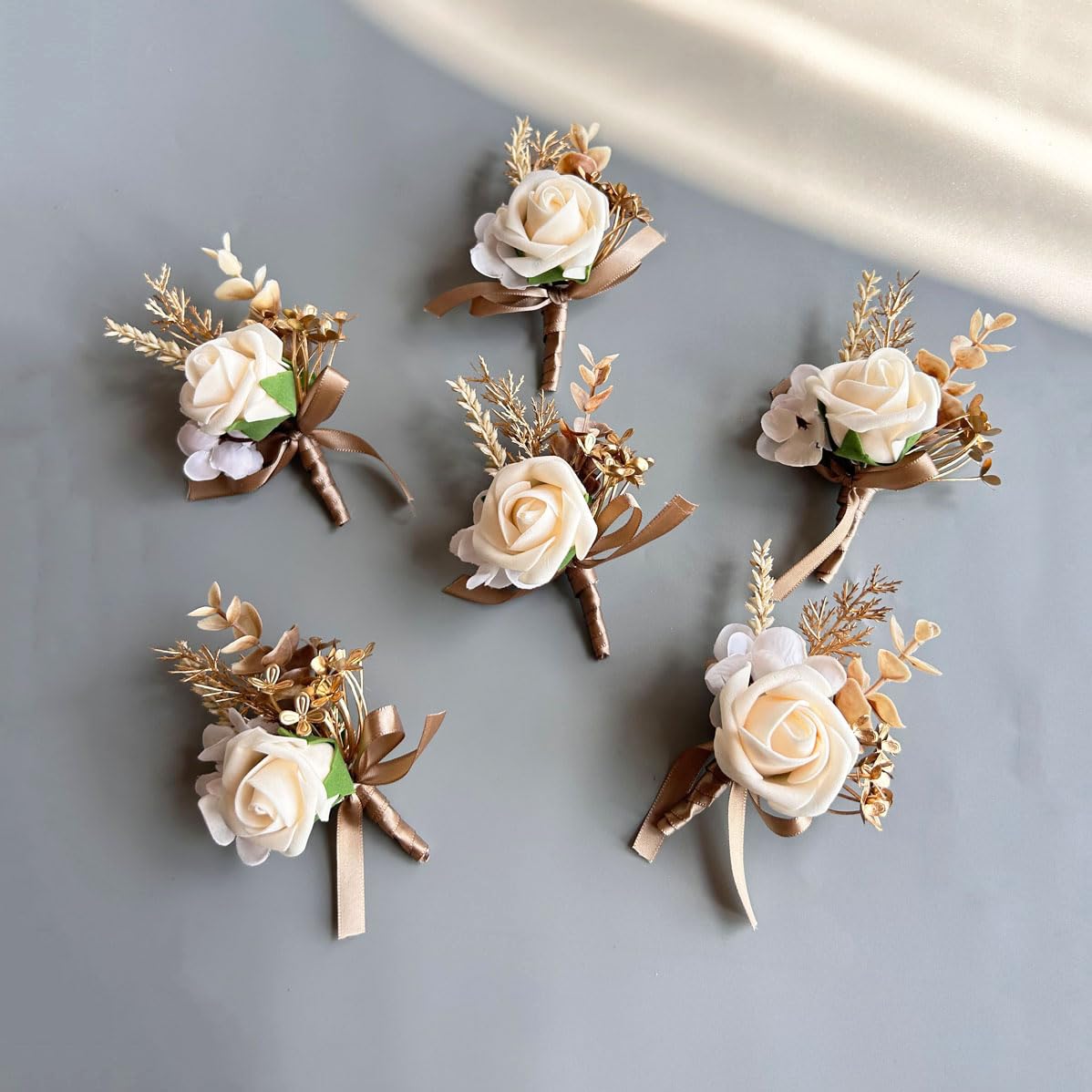 Fleurs de mariage haut de gamme : lot de 6 roses artificielles boutonnière champagne pour cortège