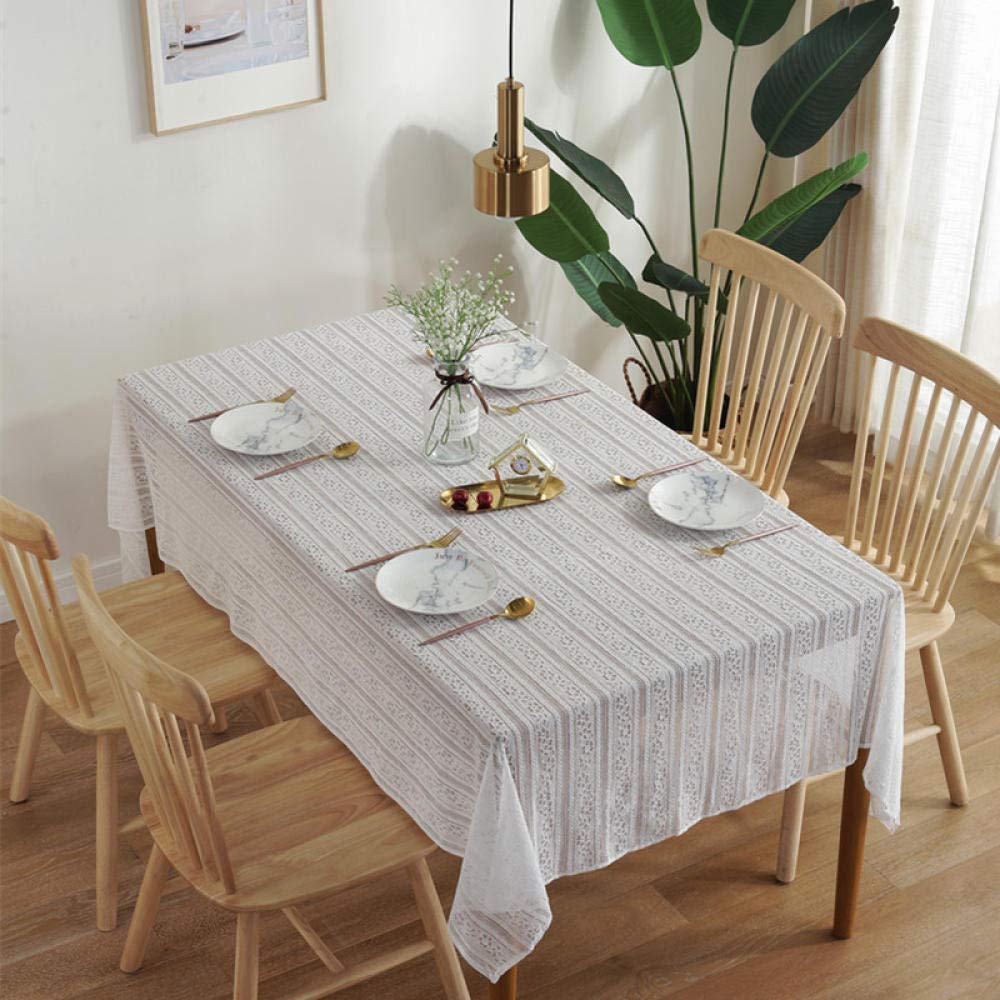 Nappe blanche en dentelle ajourée à pompons pour créer des souvenirs précieux
