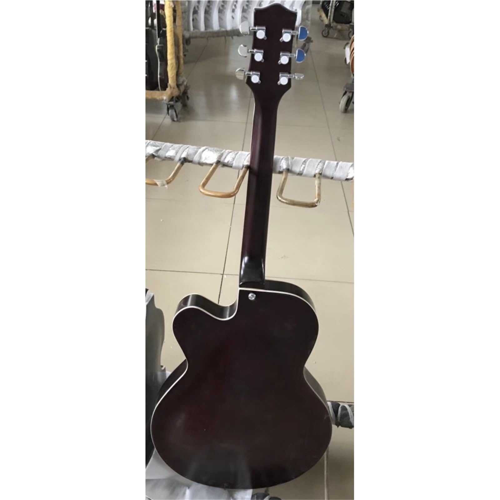 Brązowa Gitara Jazzowa Z Pojedynczym Przetwornikiem I Zaokrąglonymi Rogami Całkowicie Pusta Z Pojedynczym Przetwornikiem