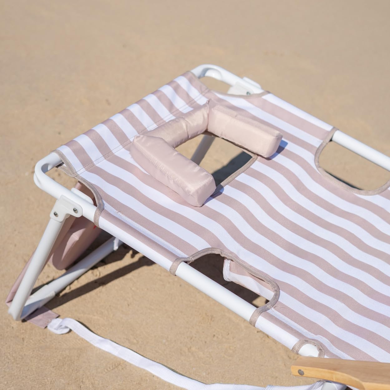 Flamingueo Silla Playa Plegable - Reclinable 5 Posiciones - Agujero Cabeza y Brazos - Reposapiés 3 Posicones - Asas Mochila - Bolsillo Insulado y Posavasos - Aluminio y Poliéster - Beige