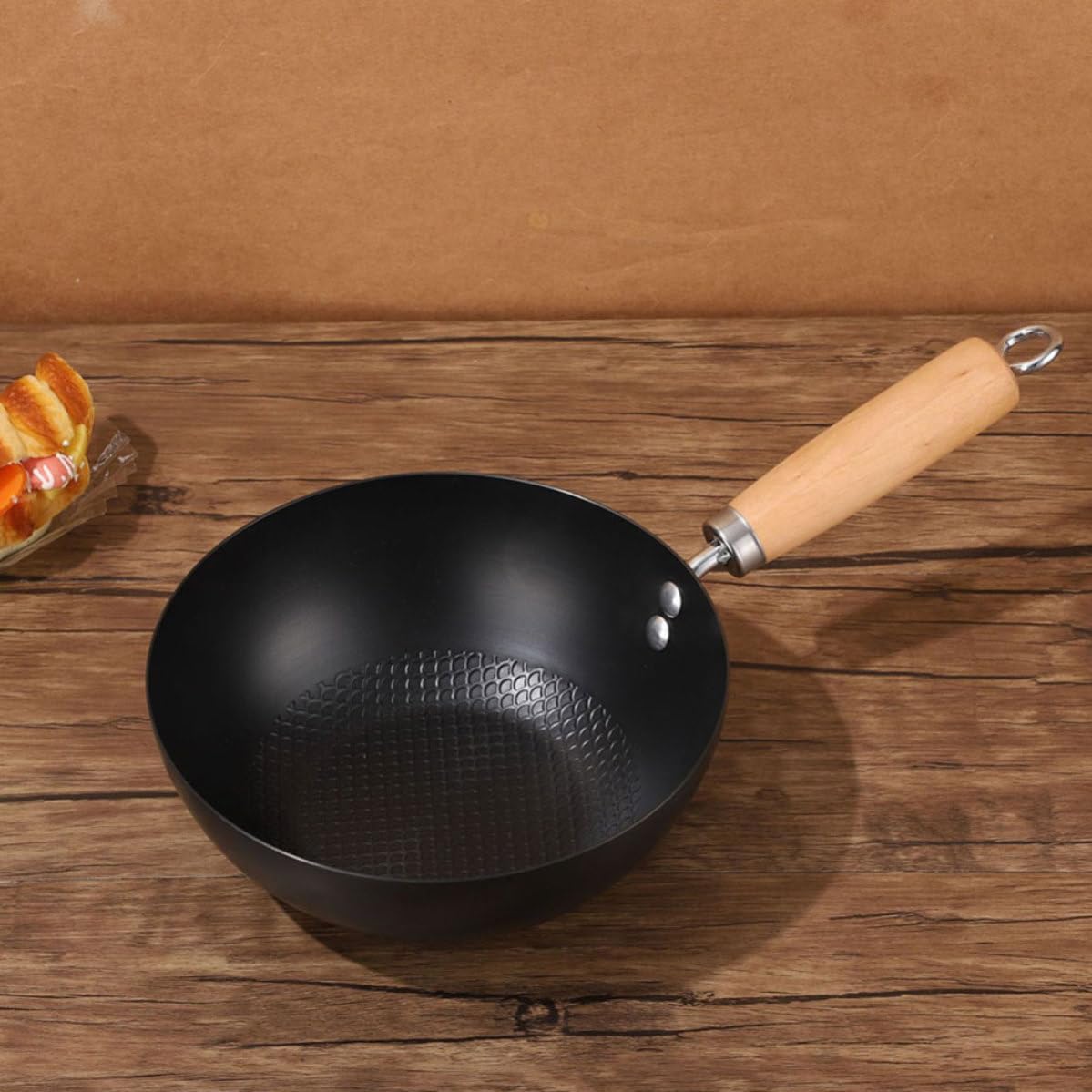 INOOMP Wok Piccolo in Ferro senza Rivestimento Antiaderente Fondo Piatto per Cucinare e Friggere su Fornelli a Gas, Design Versatile Manico in Legno, per Uso Domestico