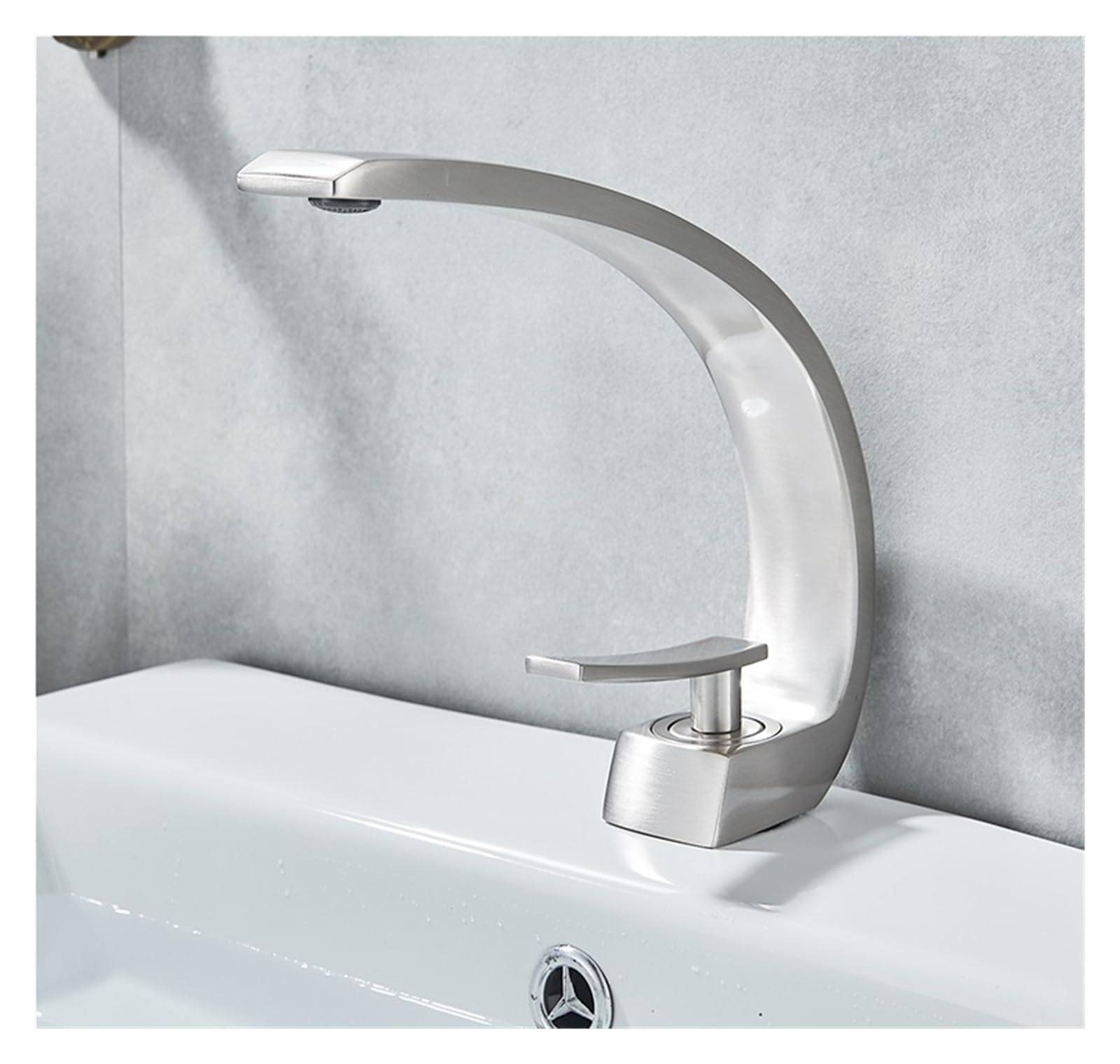 Robinet de lavabo brossé au design épuré pour salle de bains moderne