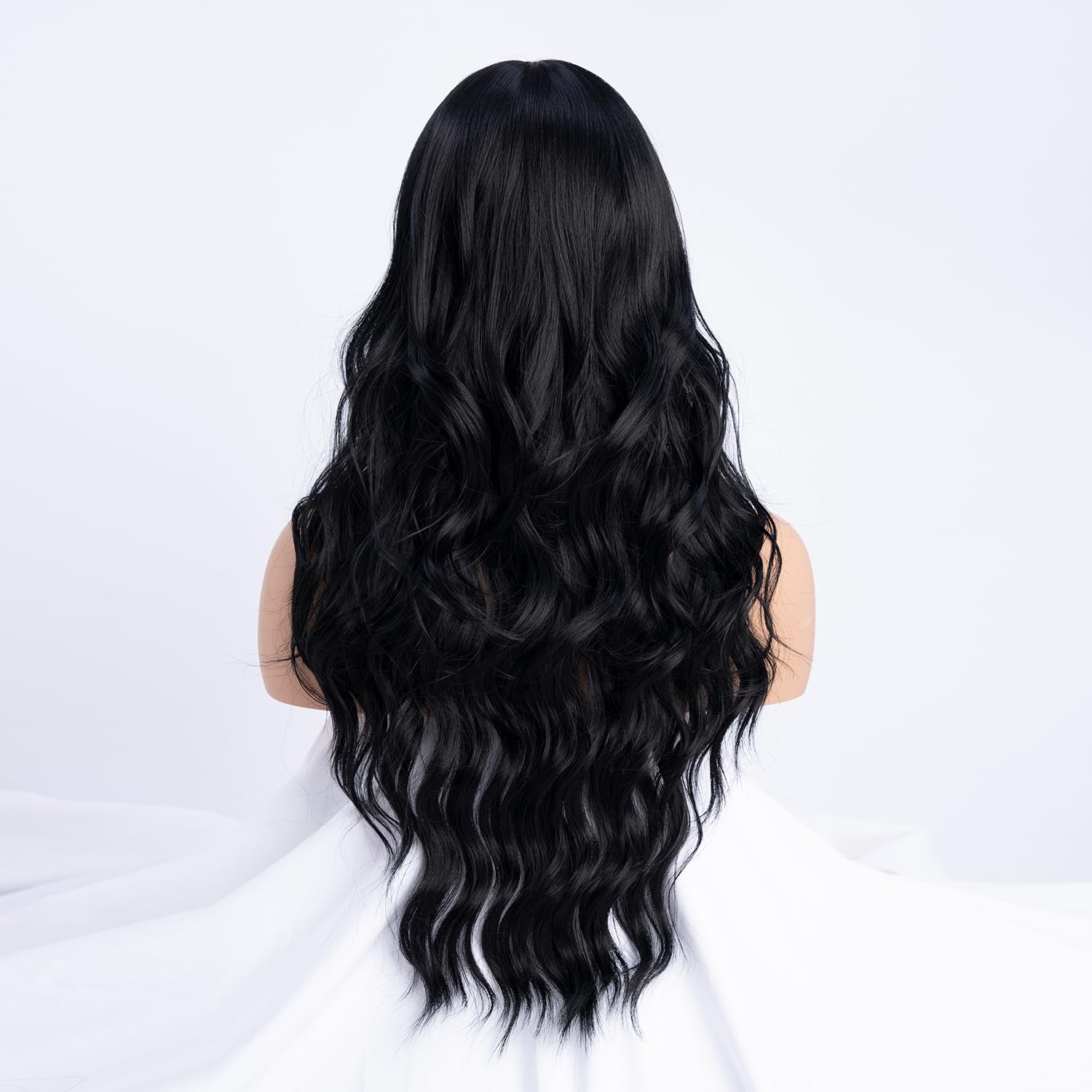 SIMKAYLEE Parrucca ondulata lunga nera da donna con frangia parrucche sintetiche dall'aspetto naturale con bangs per uso quotidiano delle feste (26 pollici)