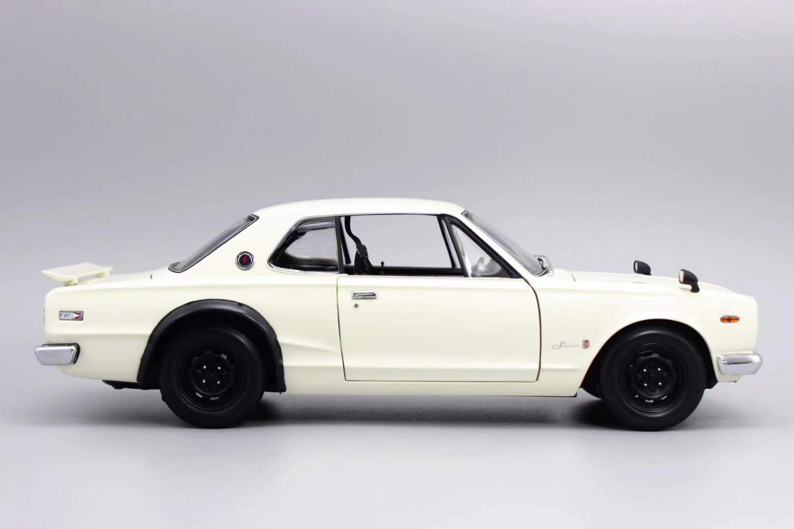 Amazon | KYOSHO 1/18 スカイライン 2000 GT-R KPGC10 ホワイト
