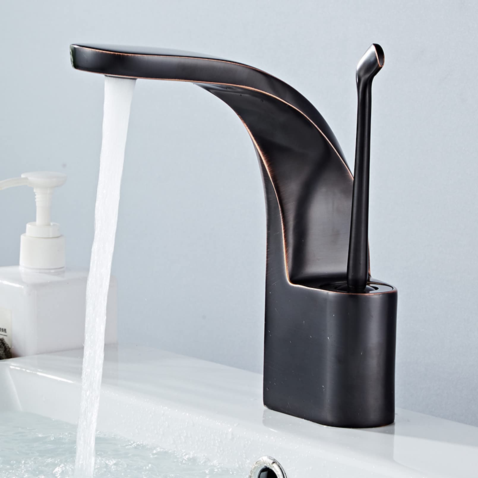 Robinet mélangeur lavabo noir et or brossé au design élégant pour salle de bain moderne