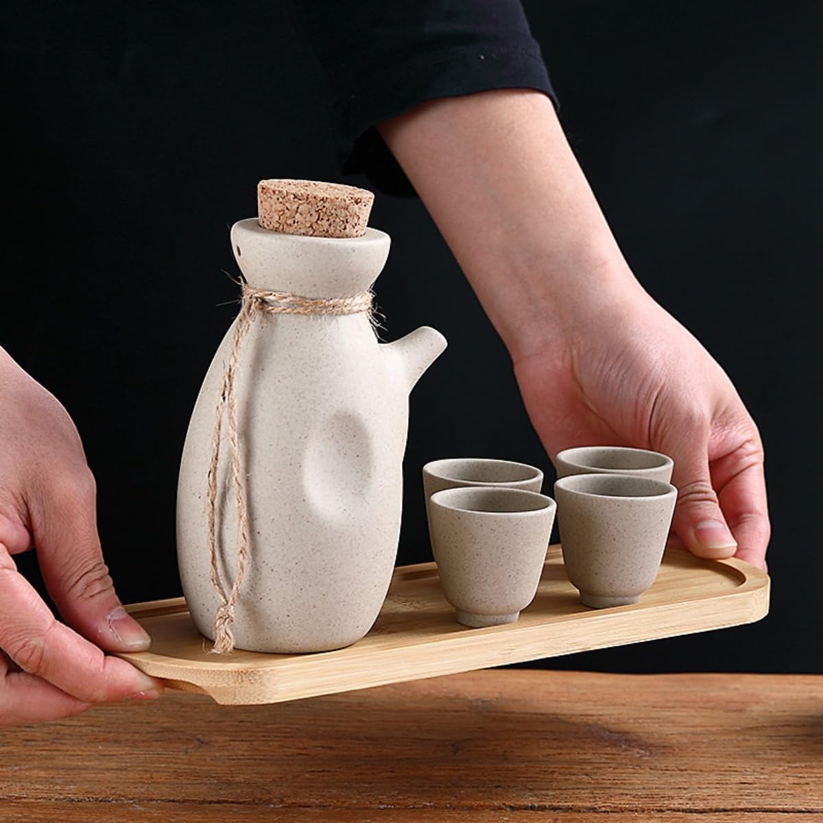 Service à saké japonais traditionnel en céramique avec 1 carafe à saké, 4 tasses à saké et 1 plateau en bambou