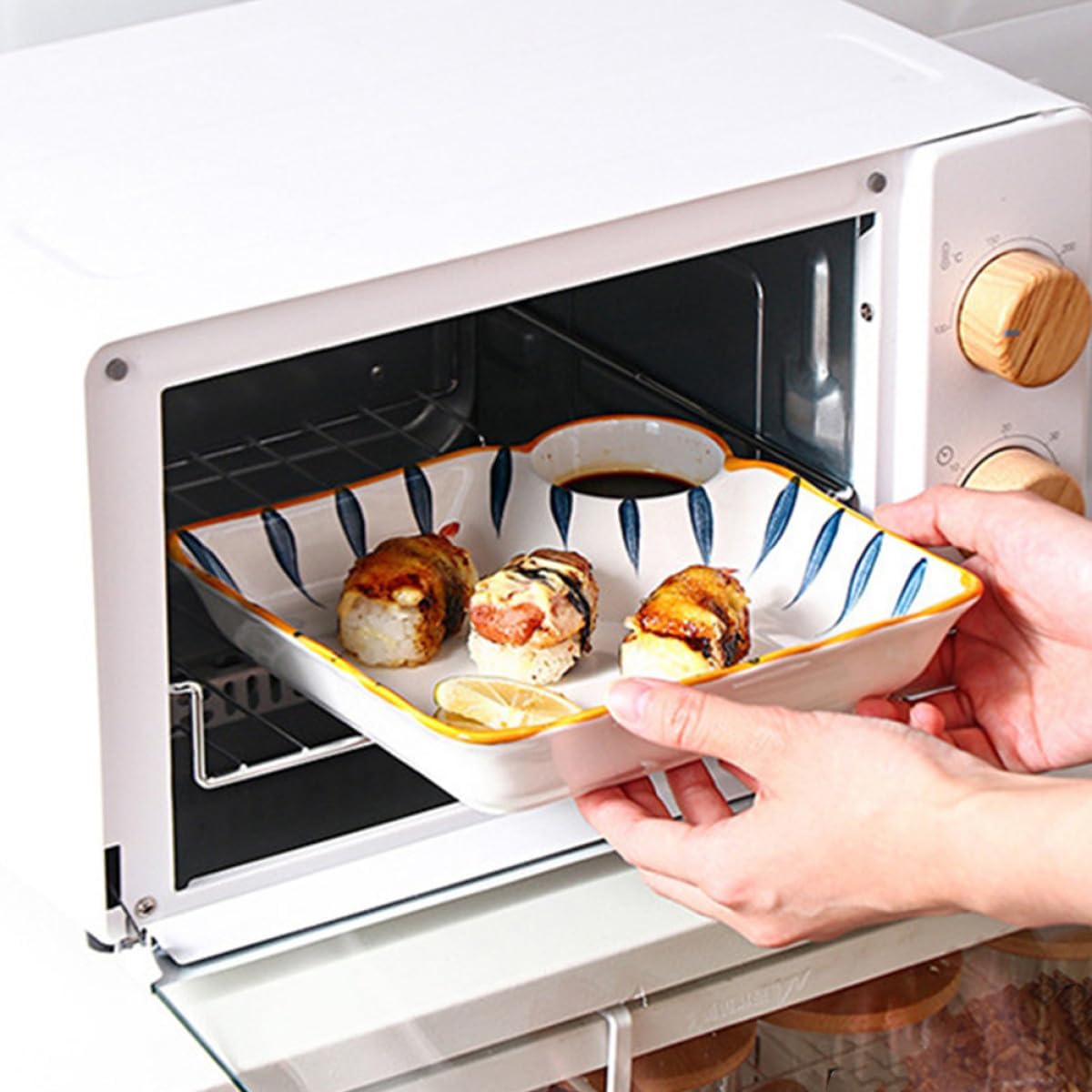 2pcs Japanese Dumpling Serving Plate with Dual Sauce Compartments, Wood Grain Pattern Specialty Sushi Plate for Dining and Entertaining