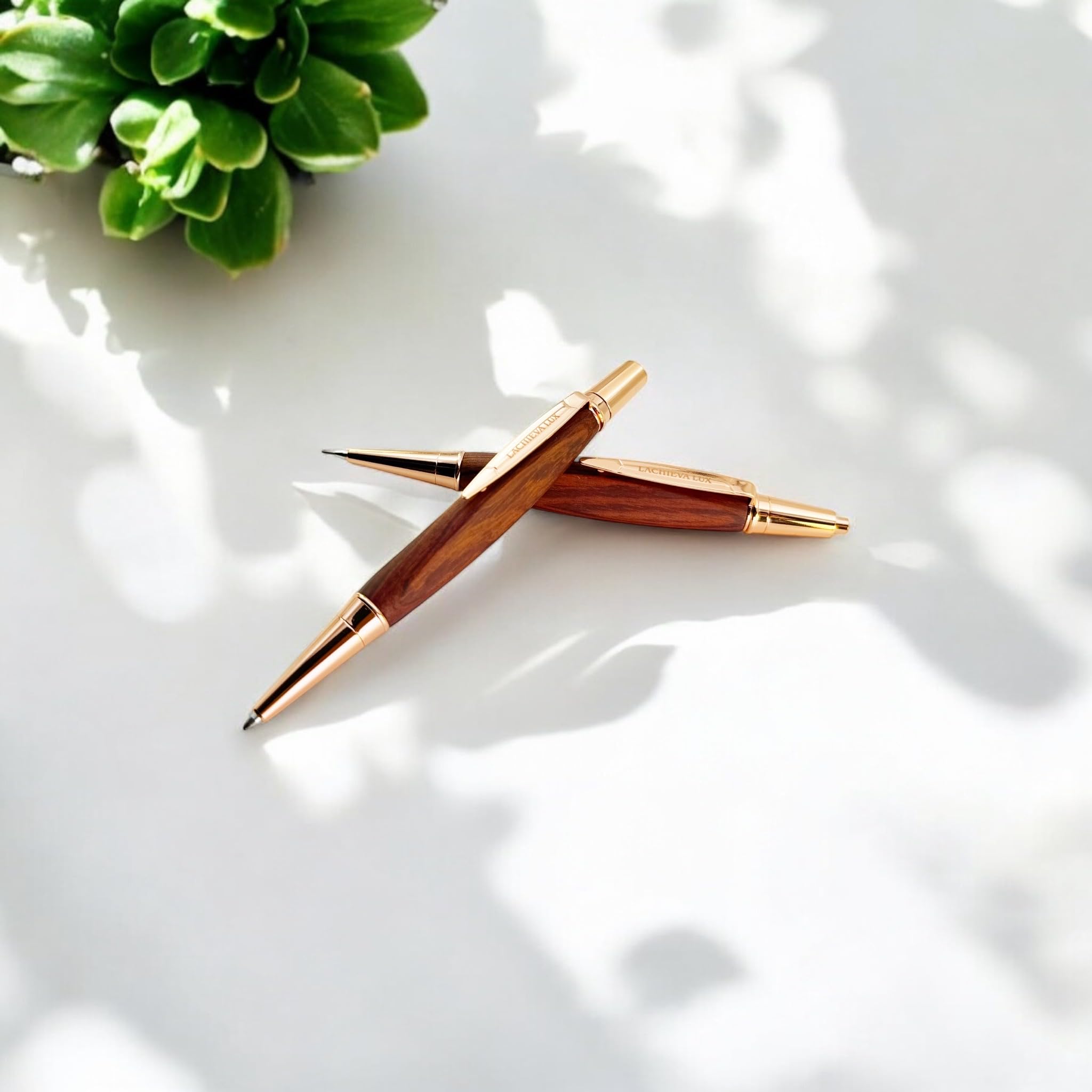 LACHIEVA LUX TriCraft - Set di penne e matite in palissandro, penna a sfera con impugnatura triangolare e portamine da 0,7 mm, finiture in oro rosa, set da scrittura con ricariche, mina e confezione