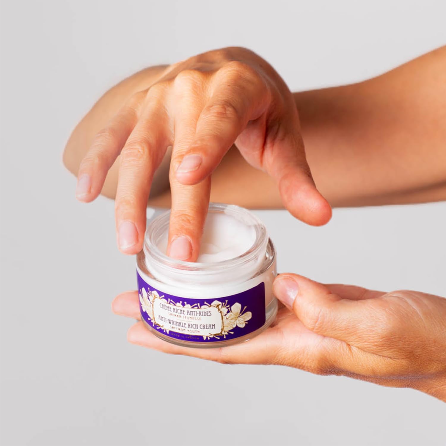 Panier des Sens – Loción antiarrugas para mujer – Ácido hialurónico y extracto de azafrán – Lifting – Cuidado facial – Fabricado en Francia – Crema de día – 95% natural – 50 ml
