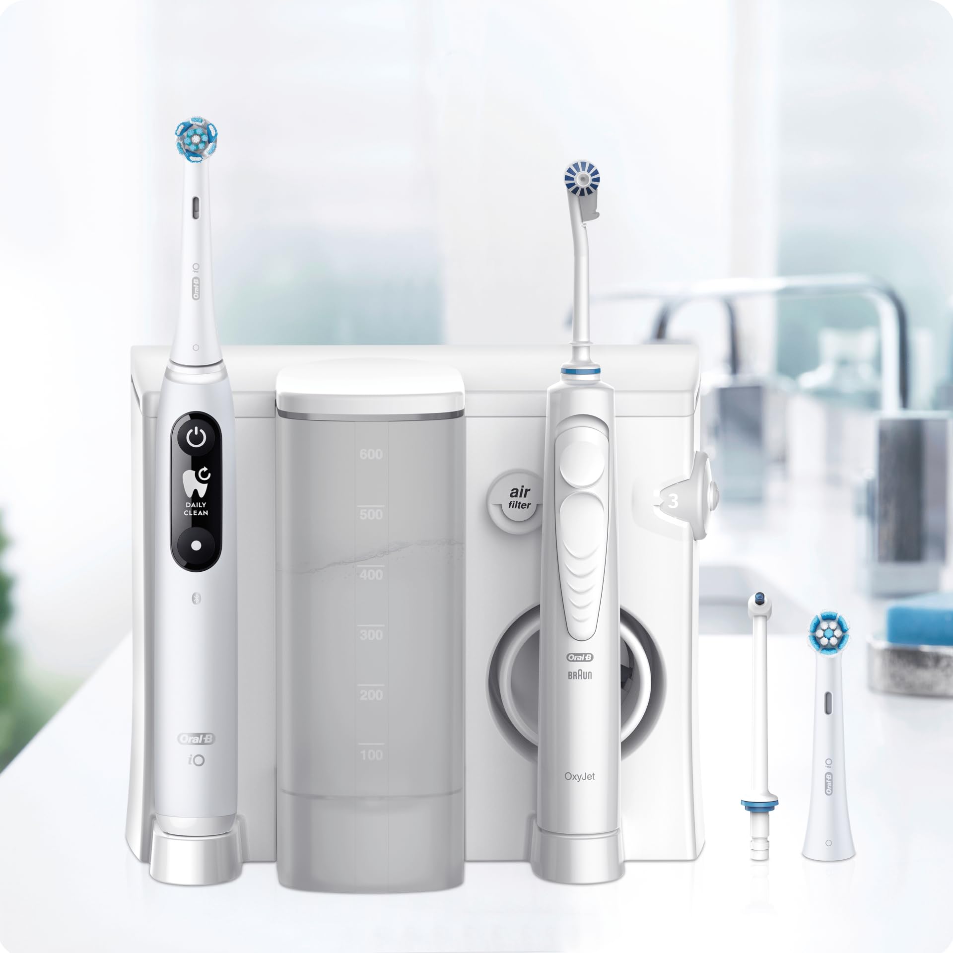 Oral-B Oral Health Center Munddusche mit Oxyjet-Technologie für Zahnreinigung, 2 Ersatzdüsen & iO Series 6 Elektrische Zahnbürste/Electric Toothbrush, 2 Aufsteckbürsten, 5 Modi für Zahnpflege, weiß