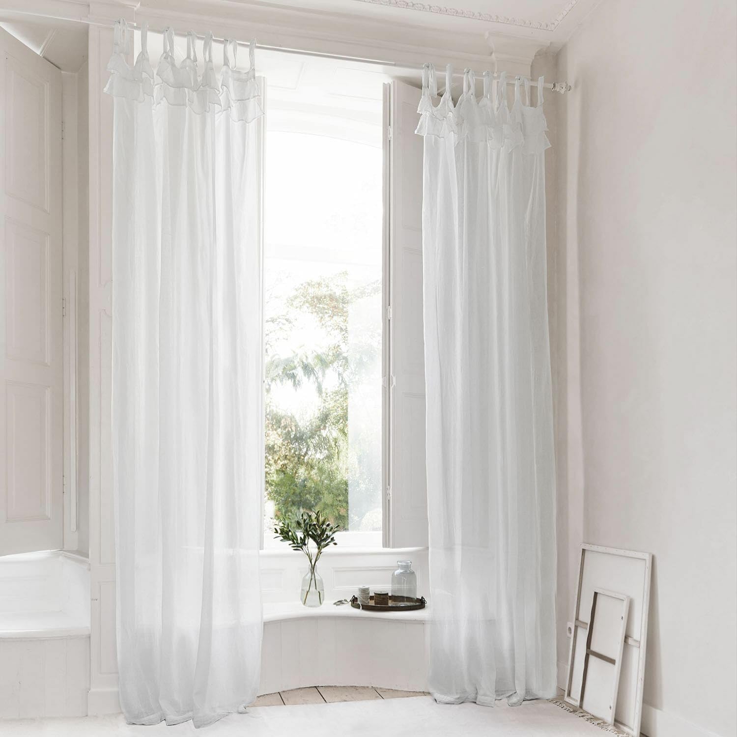 Loberon Gardine Lawnside, weiß | Geraffte Volants, Charmante Bindebänder, Romantik-Look, Vintage-Charme, Vorhang, Fensterdekoration, Baumwolle