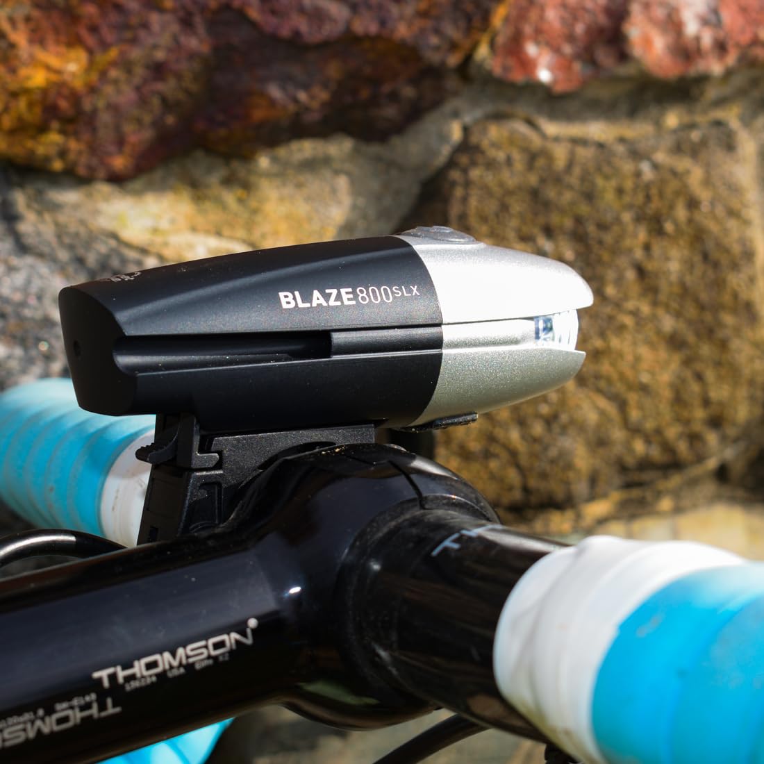 Planet Bike Blaze® 800 SLX Luz para Bicicleta, Faro Delantero Blanco con luz Lateral ámbar, 5 Modos, superbrillante hasta 800 lúmenes, Recargable por USB, Linterna para Bicicleta