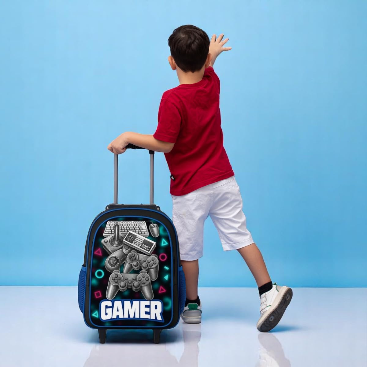 Kit Mochila de Rodinha Escolar Masculino Infantil Menino + Lancheira + Estojo Grande Gamer em promoção! Veja a oferta e mais achadinhos de Mochilas escolares 2 Hoje é o melhor dia para comprar Kit Mochila de Rodinha Escolar Masculino Infantil Menino + Lancheira + Estojo Grande Gamer com aquele preço maroto! Promoção! Aproveite a oferta! 2