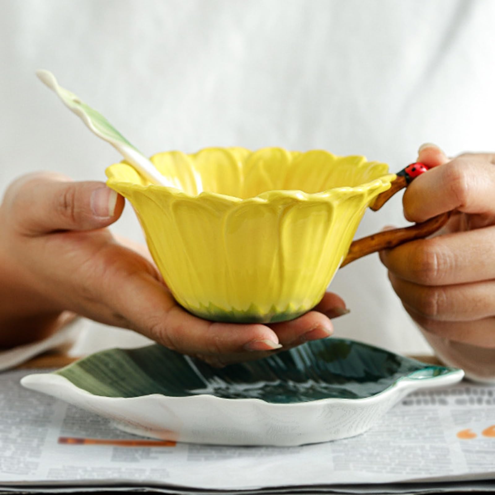 Ceramiczny kubek do kawy z spodkiem, 2-częściowy zestaw, kwiatowy wzór piwonii, nadaje się do mycia w zmywarce, idealny do kawy, herbaty i deserów