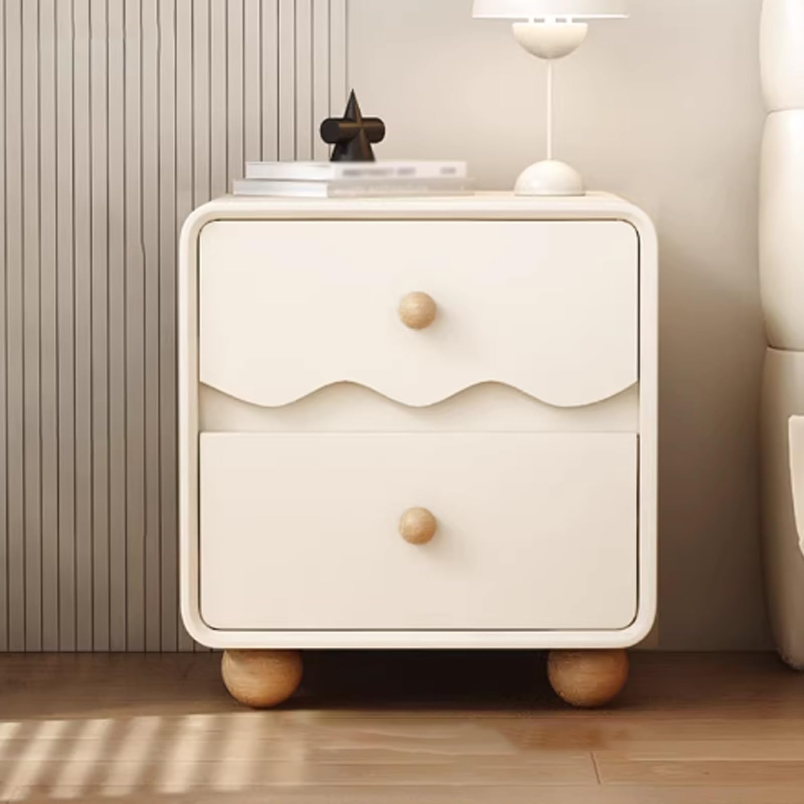 Table de chevet en bois massif et cuir au design minimaliste