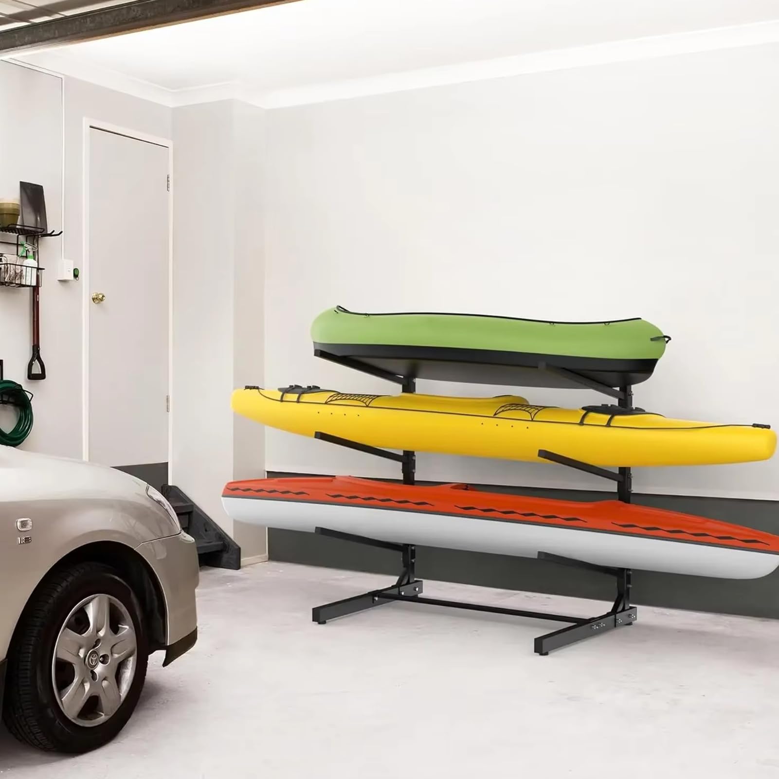 Dieses freistehende, verstellbare Kajak-Lagerregal mit 2, 3 oder 4 Ebenen und 4 Fußpolstern ist für den Innen- und Außenbereich geeignet und bietet Platz für Kajaks, SUPs, Kanus und Surfbret