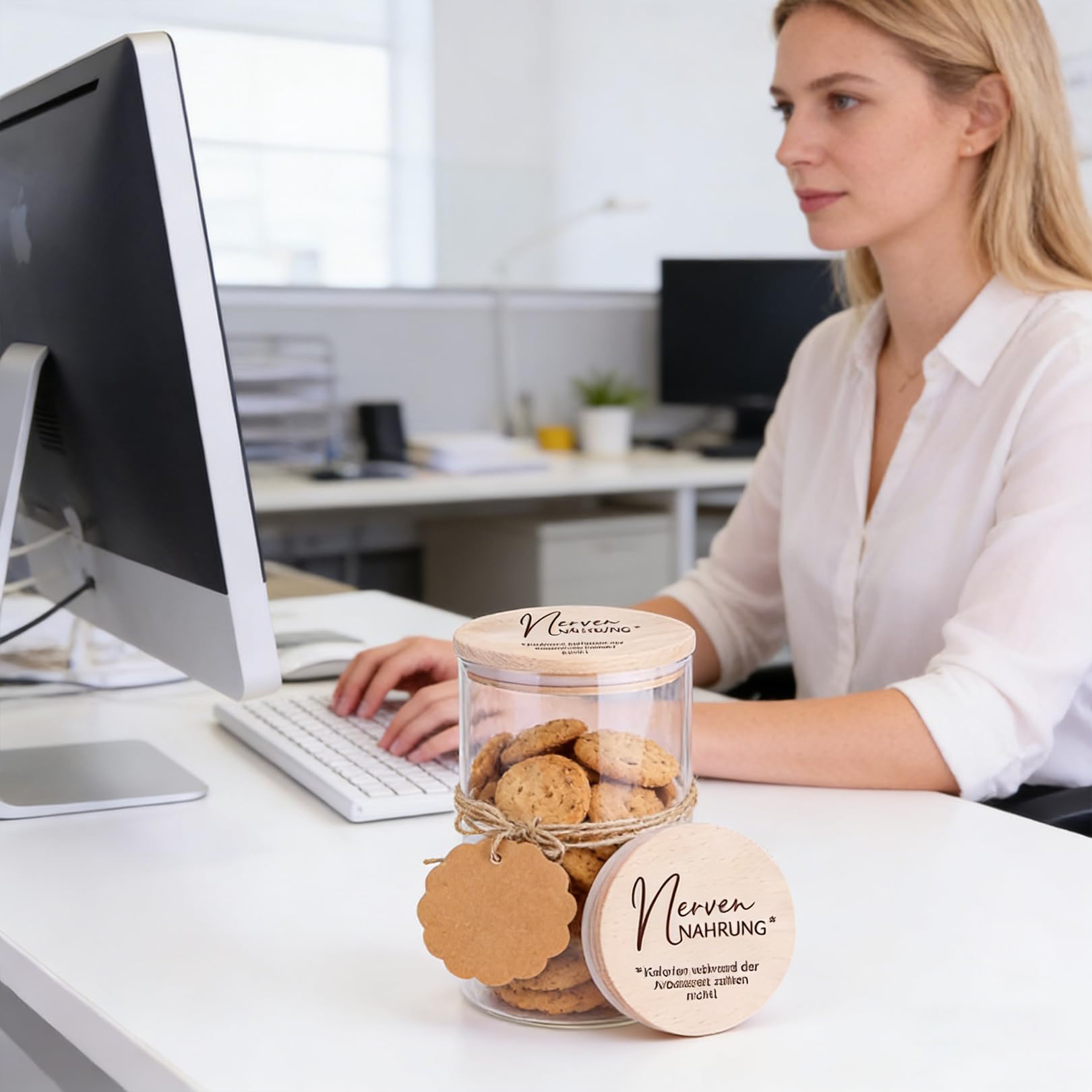 Nervennahrung Vorratsglas 850ml mit Holzdeckel, Witzige Kollegen Geschenk Idee für das Büro, Abschiedsgeschenk Kollegen, Bonbonglas, Süßigkeiten Glas, Geschenk Kollegin Geburtstag