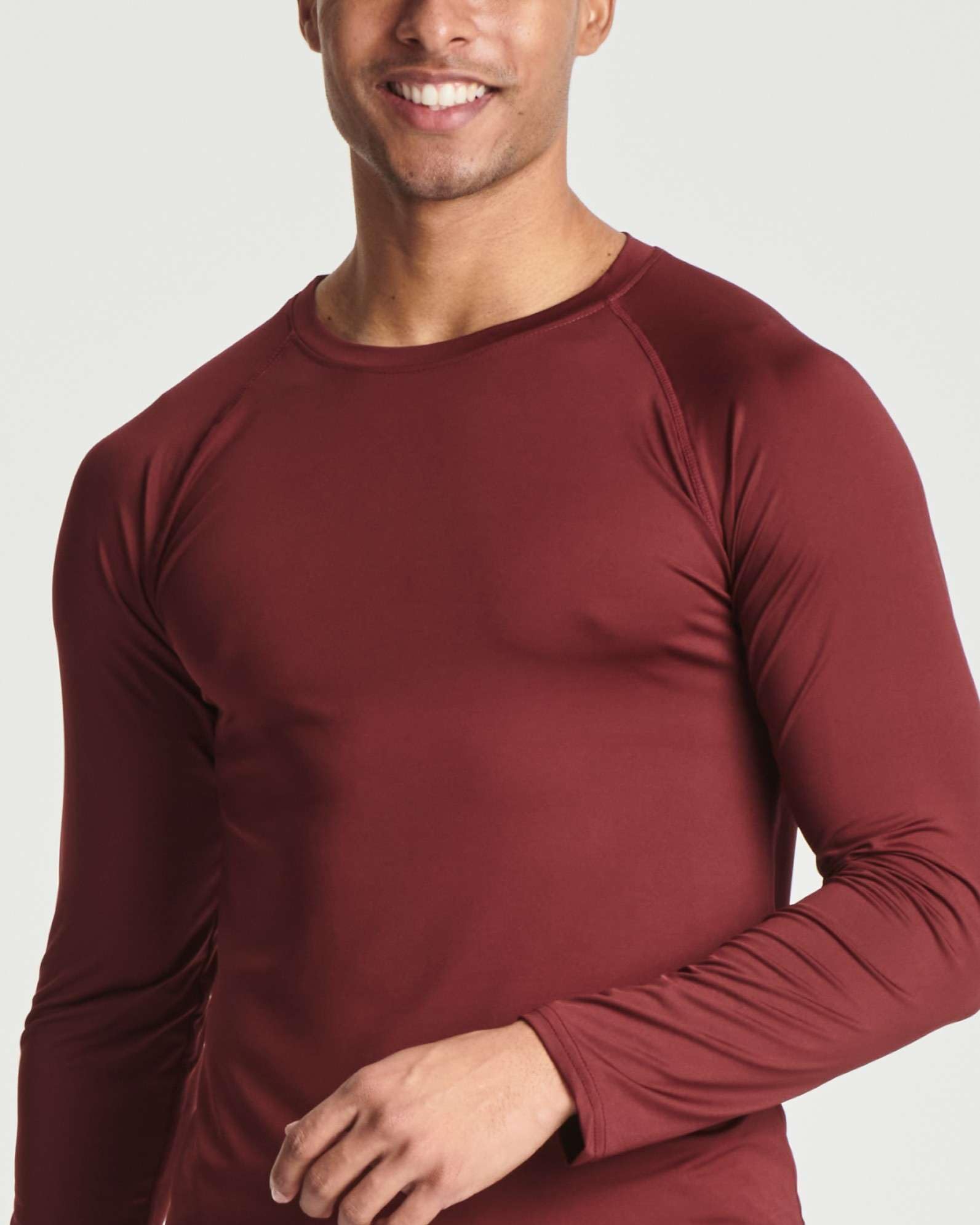 Real Essentials 4er Pack: Herren Kompressions-Langarm-T-Shirt, athletisch, kaltes Wetter, Baselayer (erhältlich in Big & Tall)