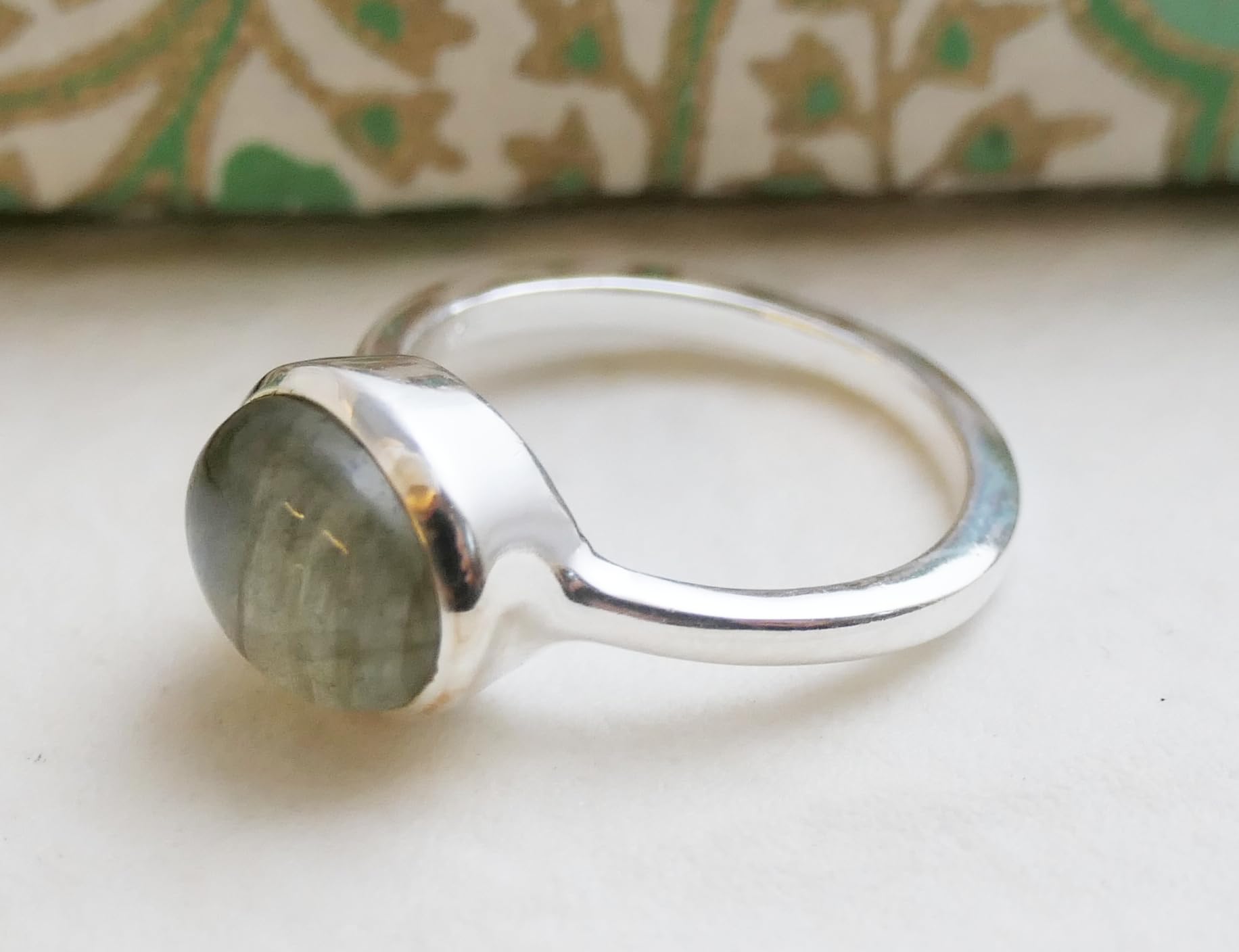 Anillo de plata esterlina con piedras preciosas de labradorita