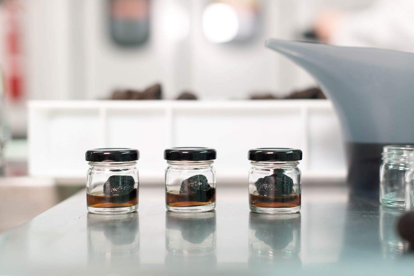 Trufa Negra Natural en su Jugo Tuber Melanosporum para Cocina Gourmet - 15 gr Trufa Española de Sarrión, Teruel.