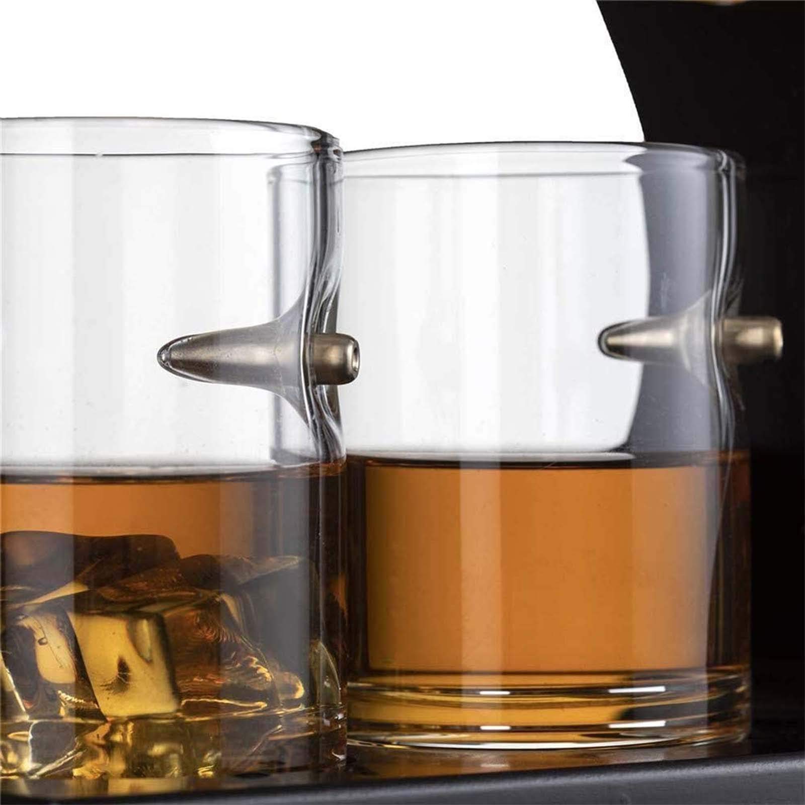 Zestaw karafek do whisky z kubkami i drewnianą podstawą – idealna do rozrywki w domu i na prezent