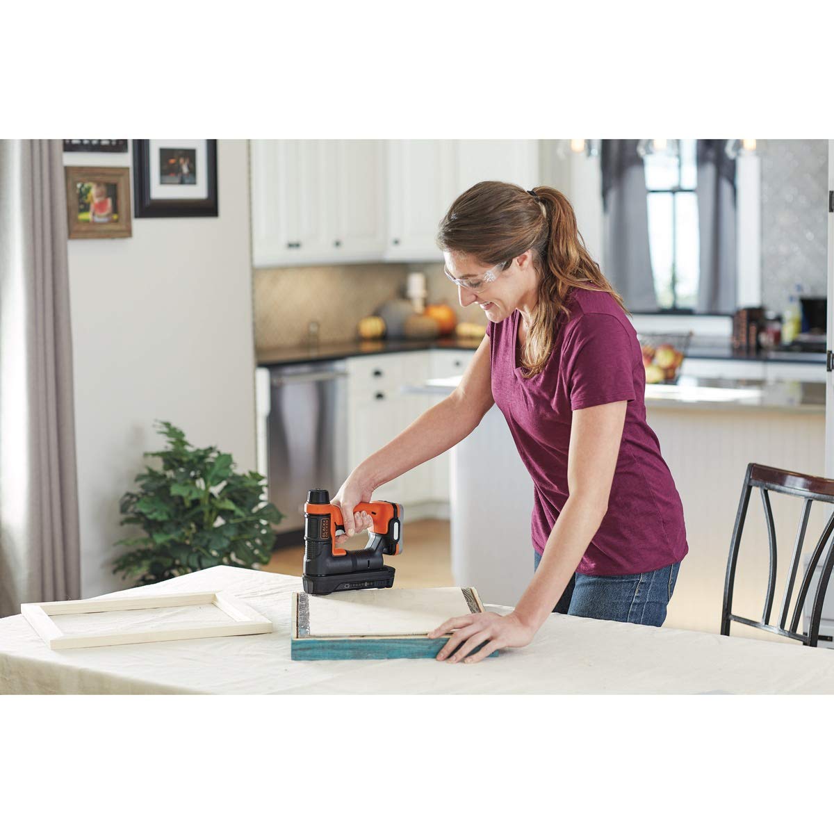 Black+Decker Bdct12N-Xj Pistola Graffatrice/Chiodatrice 12V (Unità senza Batteria e senza Caricabatterie), Arancione