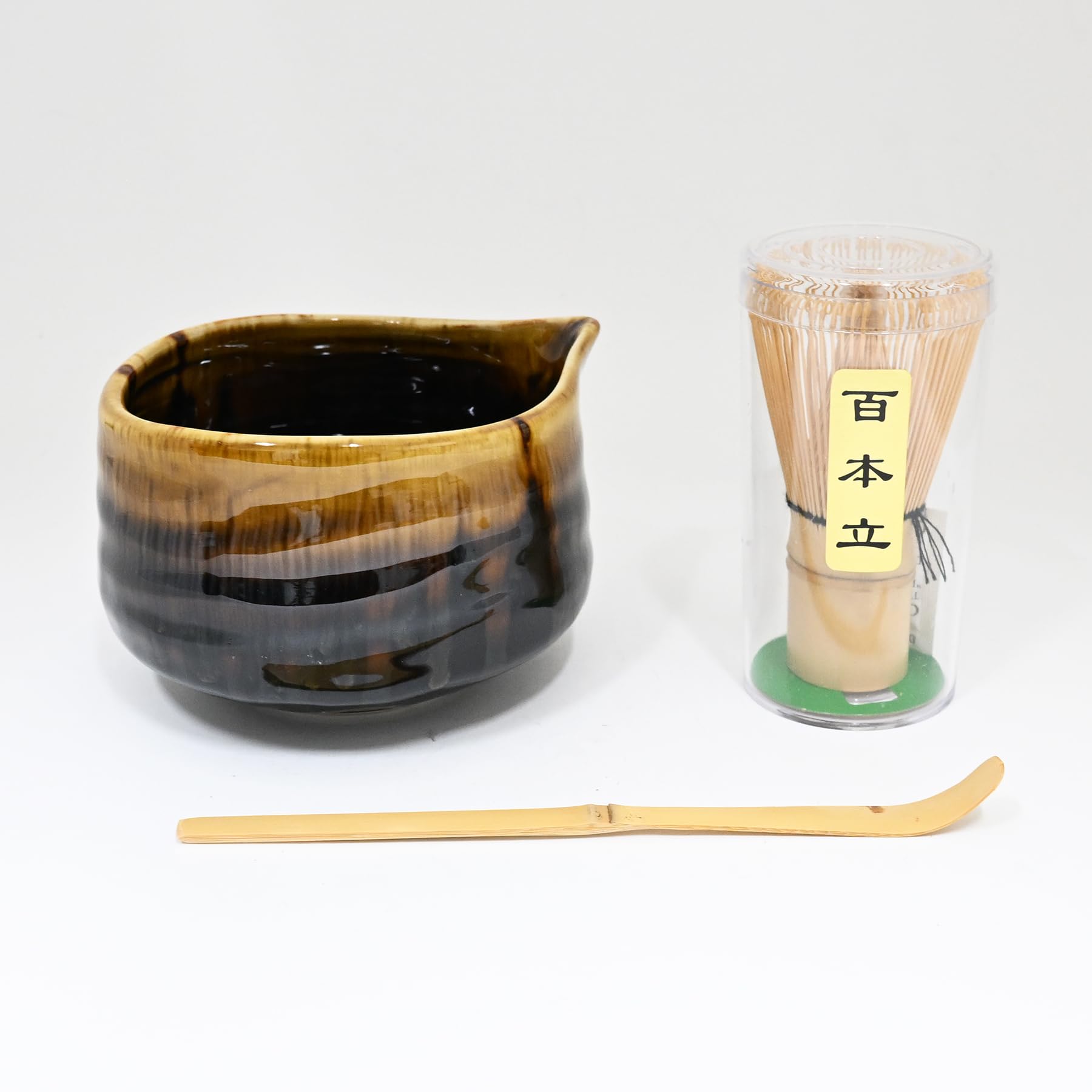 Hinomaru Collection Japanisches Matcha-Schüssel-Set mit einfachem Ausgießer, Bambus-Schneebesen und Schaufel, 3-teiliges japanisches Teezeremonie-Set aus Keramik, 590 ml (Schwarzbraun)
