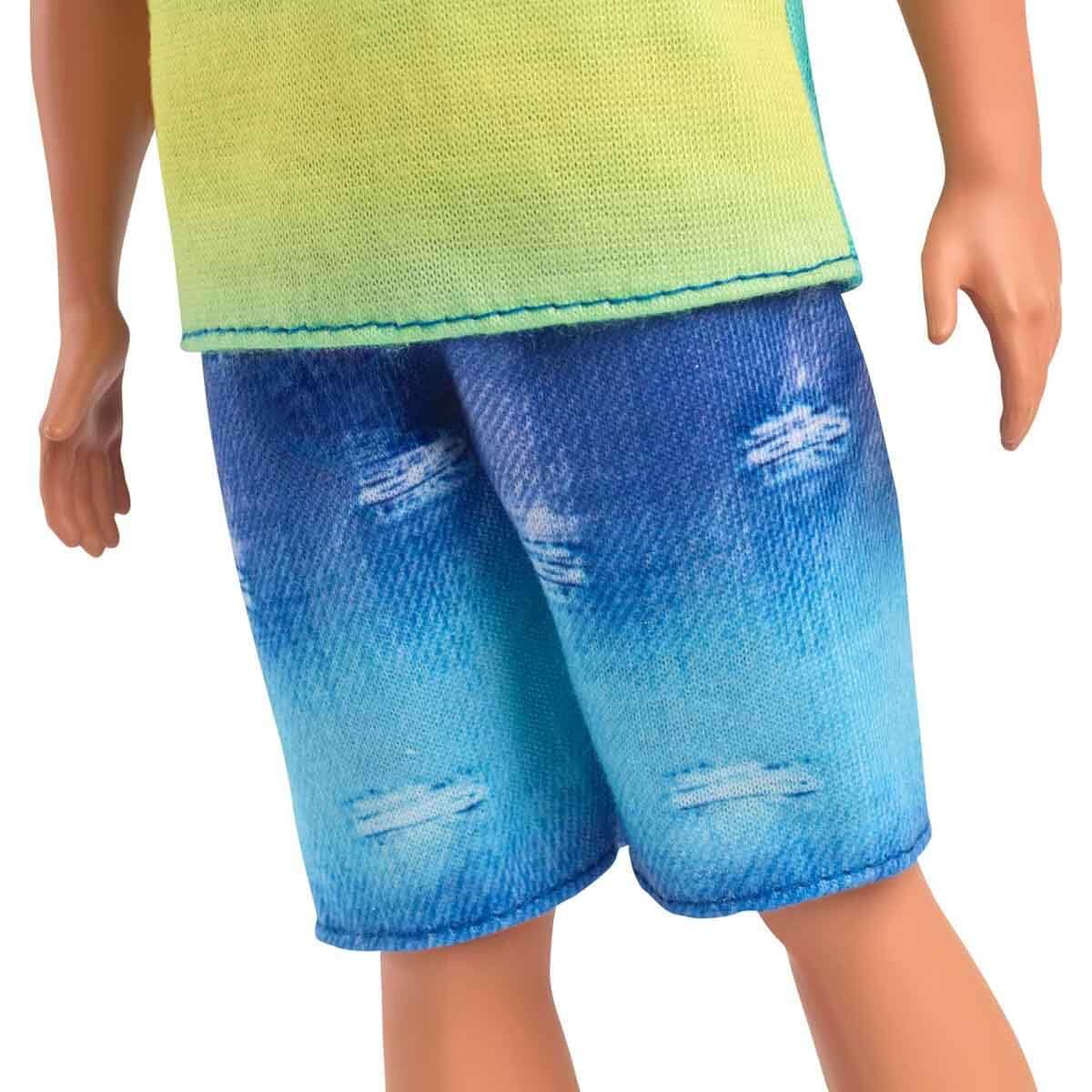 Barbie Fashionistas Ken Lalka #236 z czarnymi włosami, w niebiesko-zielonej koszulce z efektem ombre, dżinsowych szortach i srebrnych bucikach sportowych, HYV00