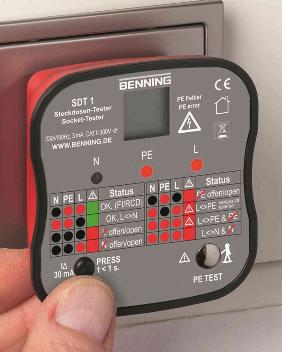 Benning SDT 1. Steckdosentester (Prüfung von Schutzkontaktsteckdosen, Prüfart 2-polig, Spannungsmessbereich 230 V AC, Klingenlänge 17 mm) 20053, schwarz, grau und rot
