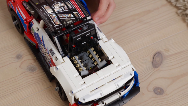 LEGO 42153 Technic Nowy Chevrolet Camaro ZL1 z serii NASCAR