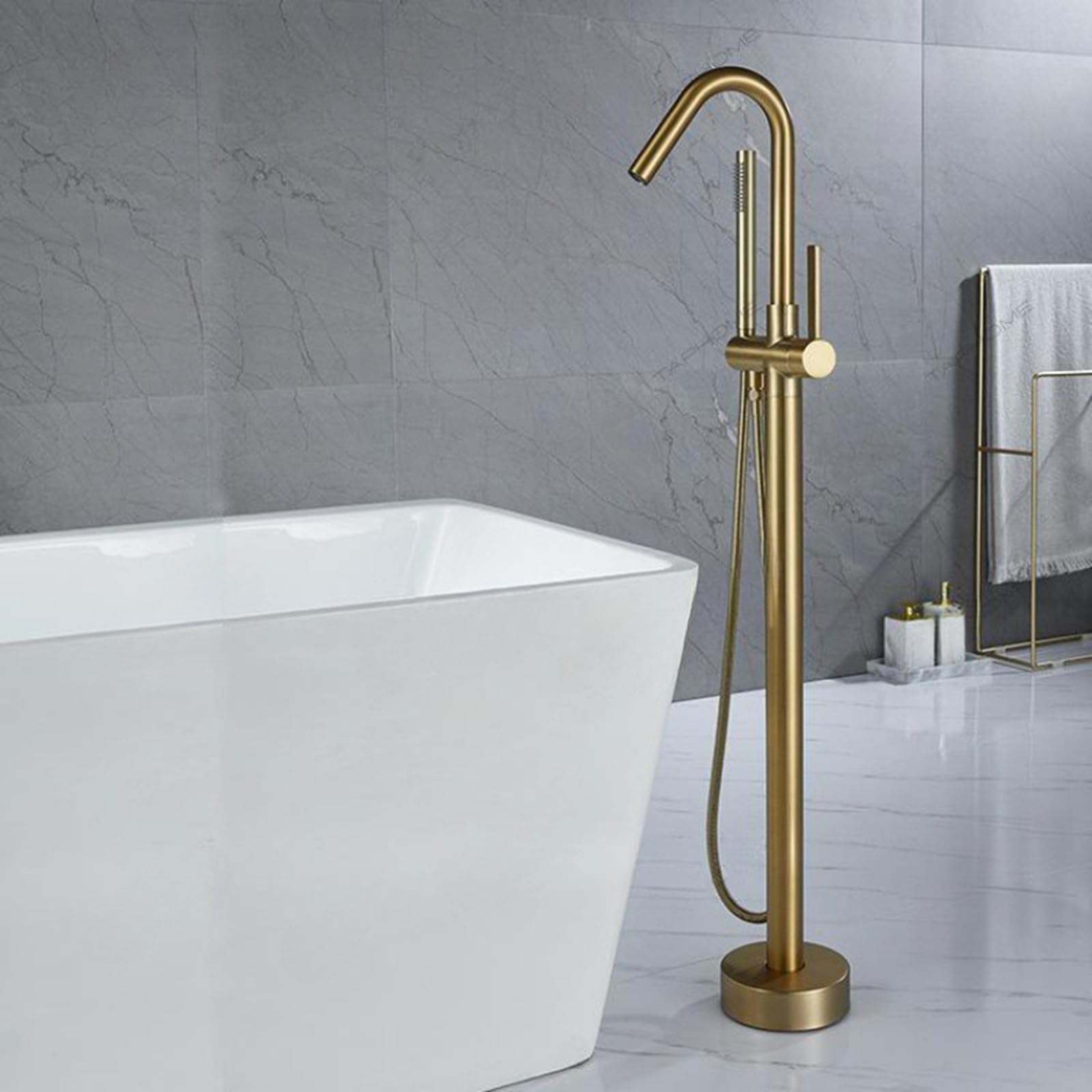 Robinetterie de baignoire îlot dorée pour une salle de bain style spa privé LWX