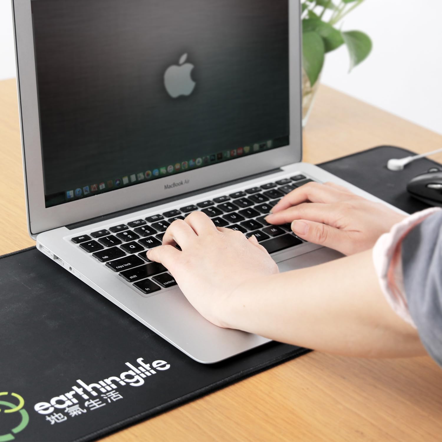 Grounding Mat for Eathing Conductive PU Leather Desk Mat with 16.4ft Grounded Cord Grounded Therapy 9.8