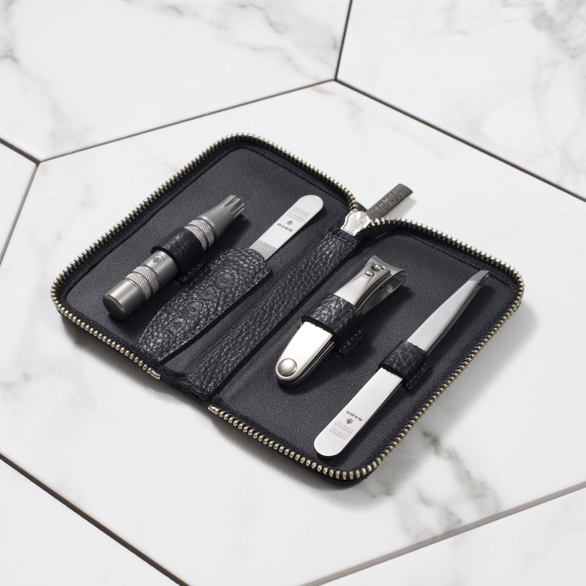 DOVO Set 4 - Luxus Pflegeset mit Nagelschere, Klipette Nasenhaarschneider, Pinzette und Nagelfeile im Lederetui