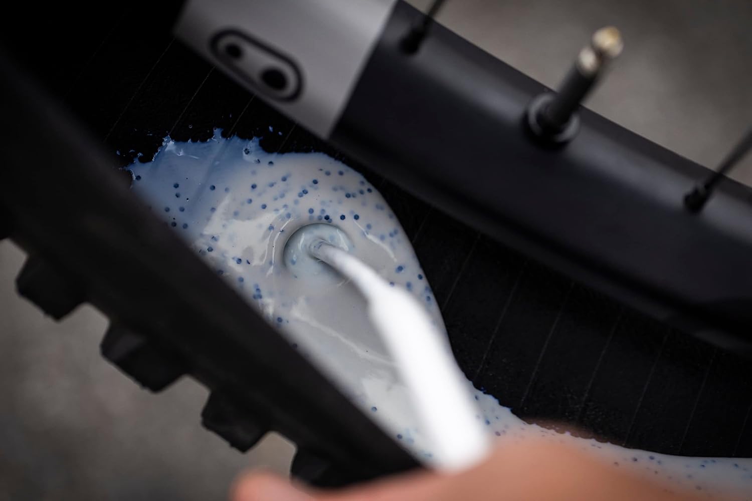 Peaty's Holeshot Biofibre Tubeless Tyre Sealant, Fast Acting Puncture Repair, Seals Up to 6mm Holes for MTB, Road and Gravel Bikes, Uses Biodegradable Sealing Fibres