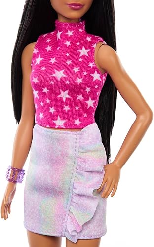Miniatura 5 de Barbie Fashionistas Doll #215 con pelo liso negro, parte superior con estampado de estrellas rosas y falda iridiscente, muñeca coleccionable de moda