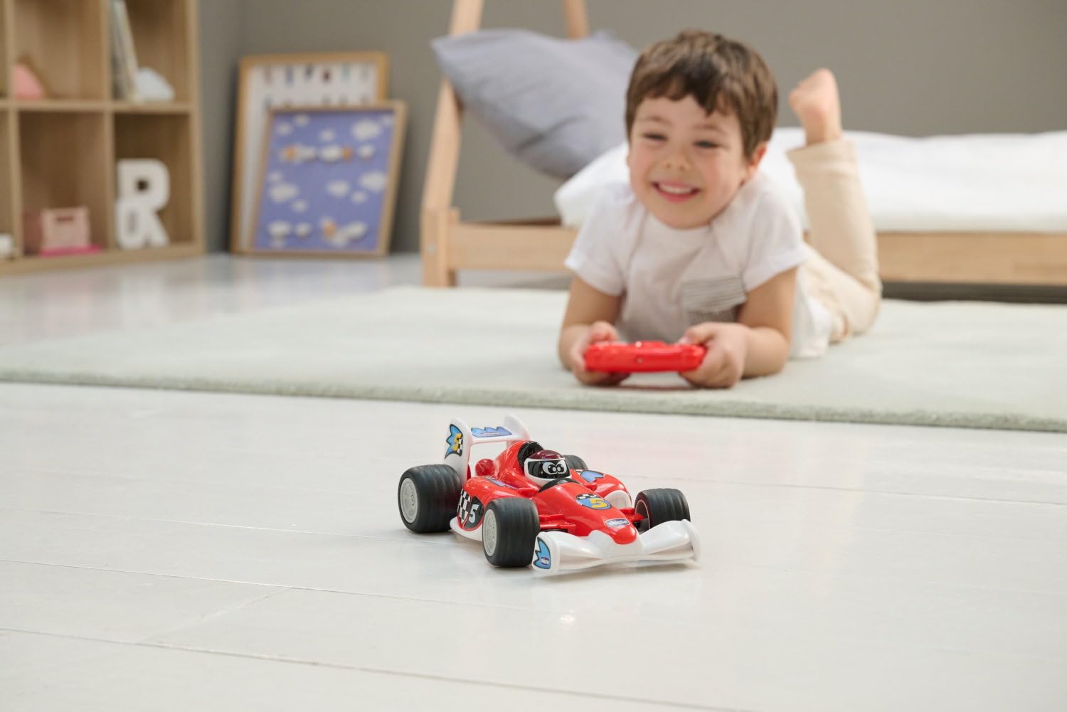 Chicco Tom Race RC, Macchinina Telecomandata, Design Sportivo, Telecomando Ergonomico e Intuitivo a Infrarossi, 4 Pulsanti Interattivi Direzionali, Suoni Reali Auto da Corsa, Giochi Bambini 2-6 Anni