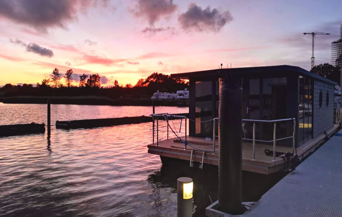 JOCHEN SCHWEIZER Geschenkgutschein: Hausboot Übernachtung mit Sauna Schleswig für 2 (2 Nächte)