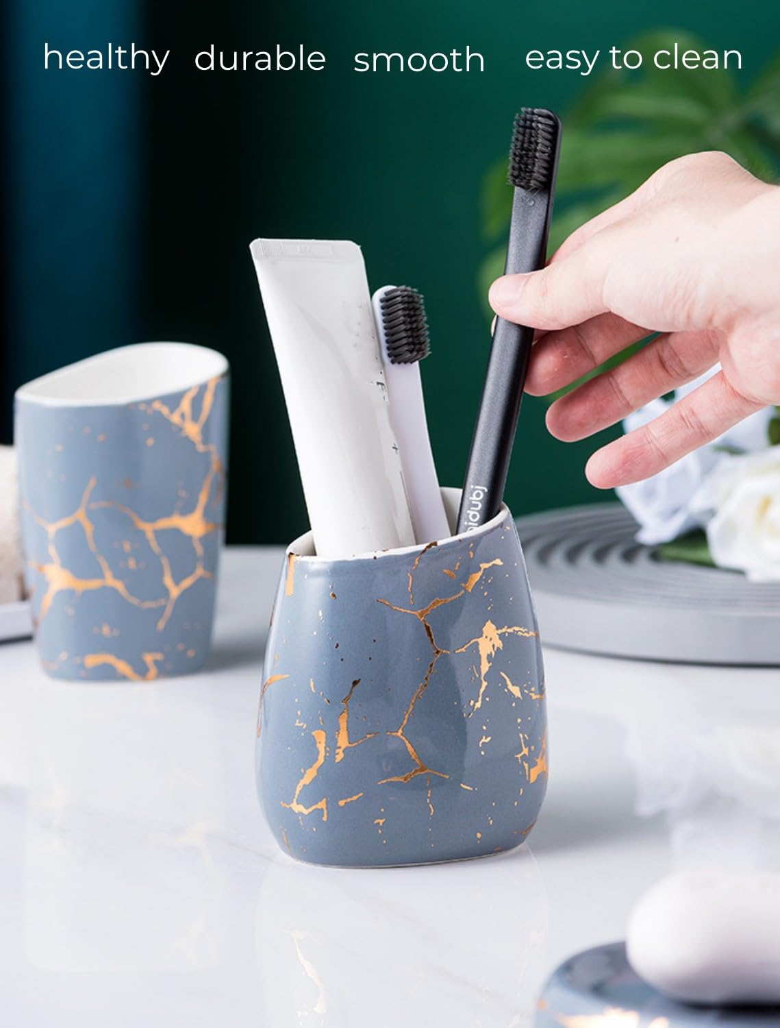 Set di 5 accessori da bagno con vassoio in plastica, tra cui dispenser per sapone da 450 ml, portaspazzolino, bicchiere, portasapone e vassoio con manico, in ceramica, grigio e oro (grigio)